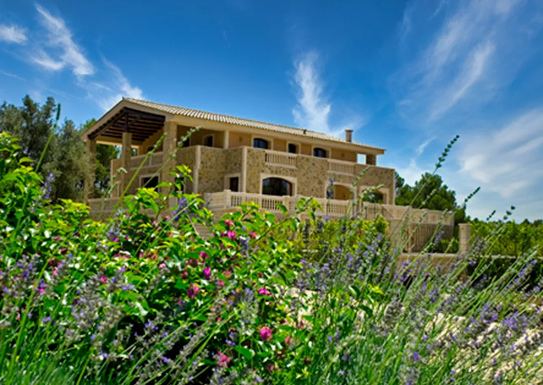 Elegant country house with breathtaking views-11