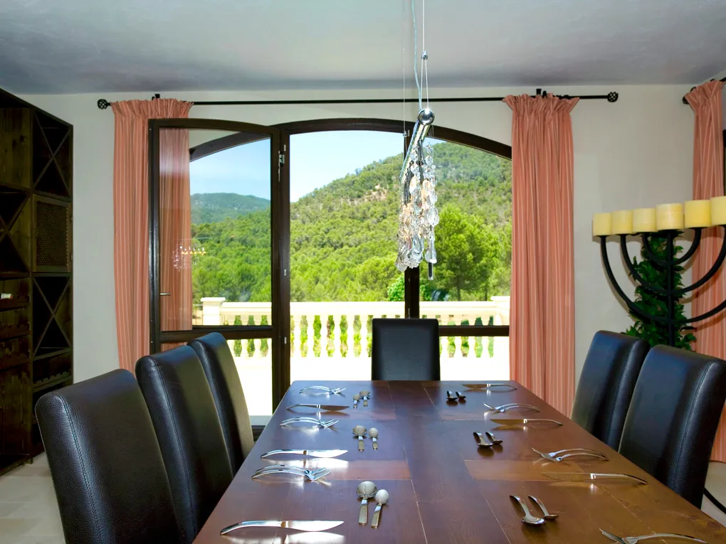 Elegant country house with breathtaking views-4