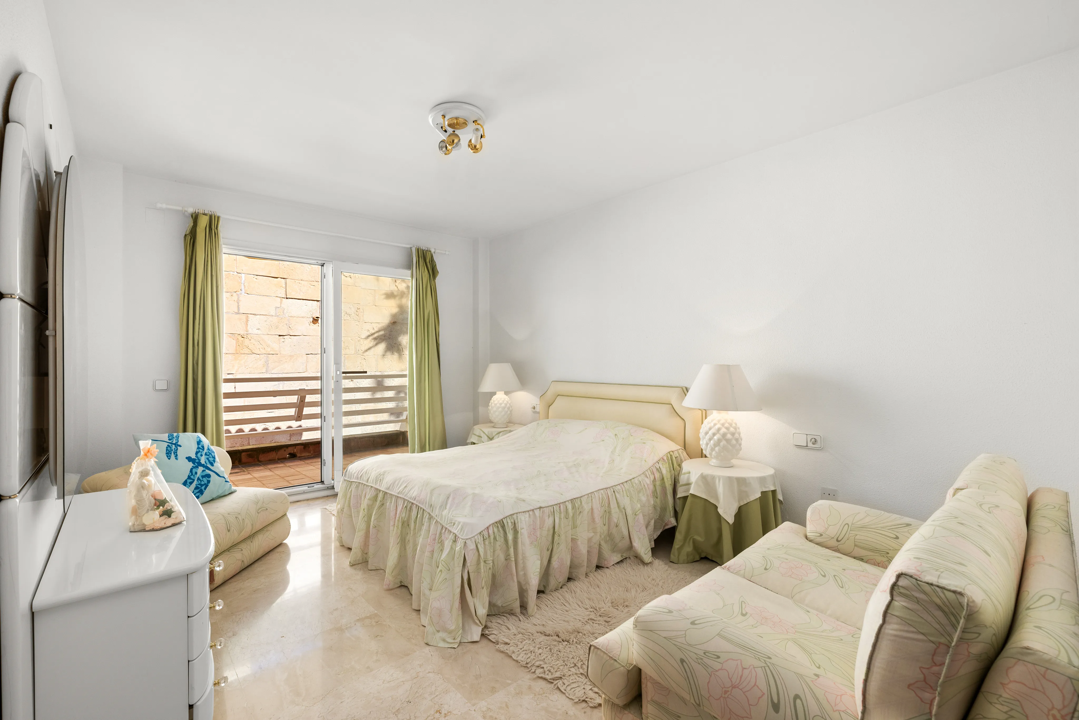 Dwupoziomowy penthouse w doskonałej lokalizacji tuż nad morzem-7