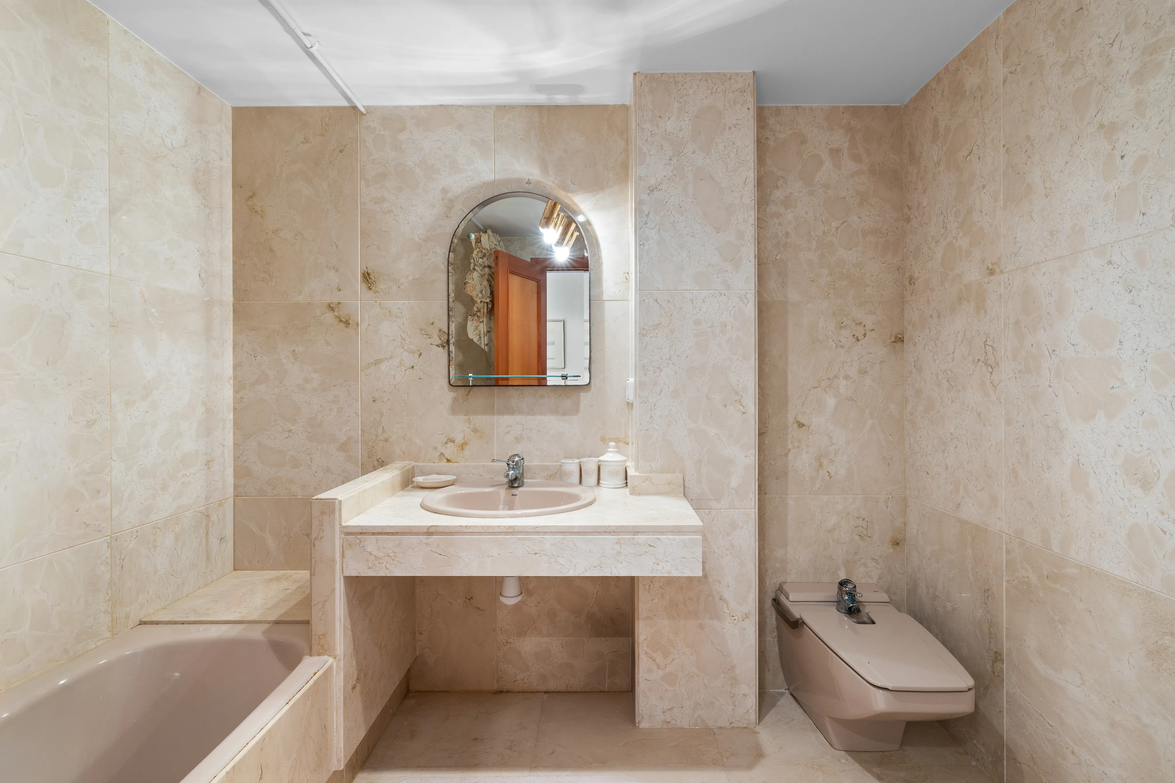 Dwupoziomowy penthouse w doskonałej lokalizacji tuż nad morzem-8