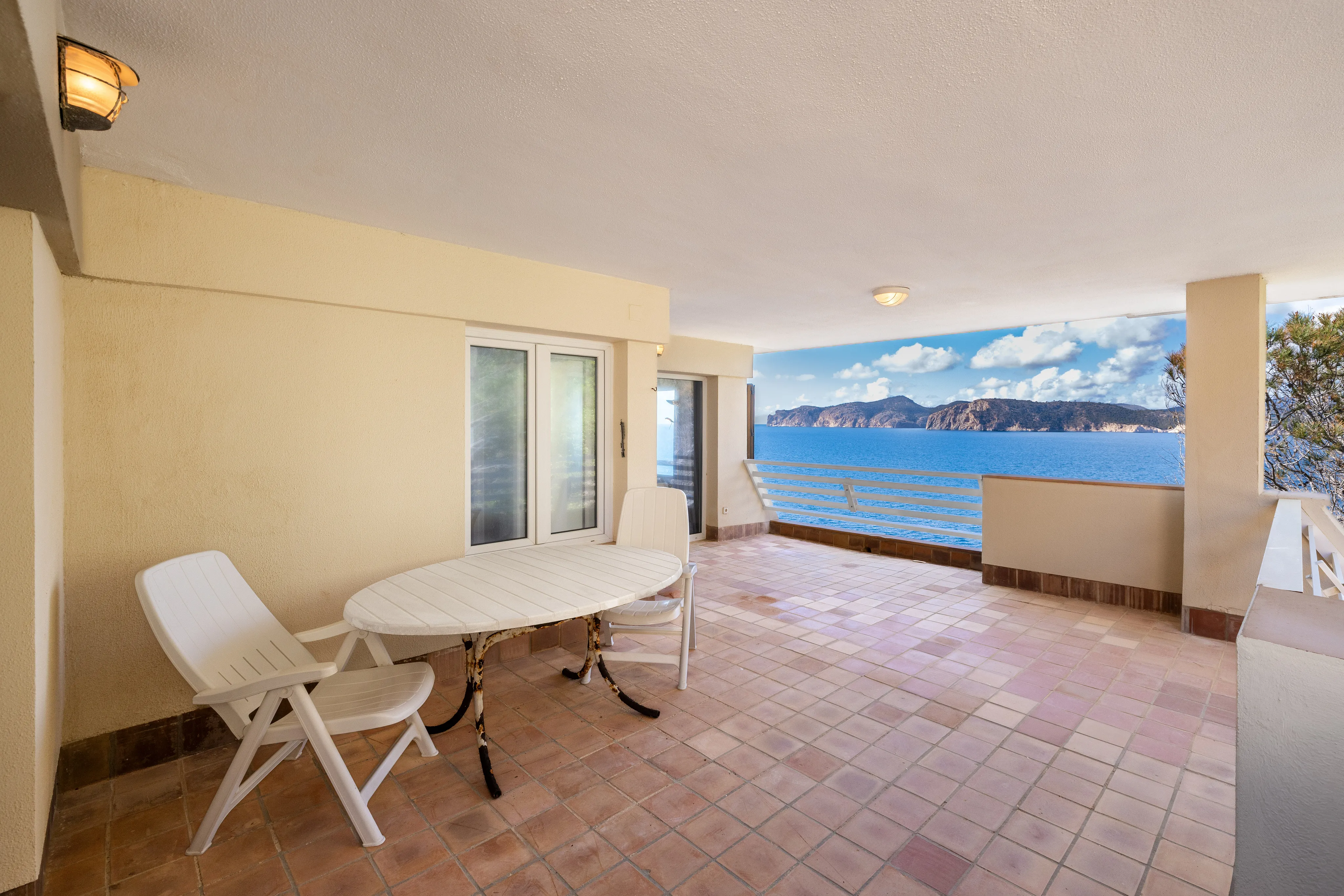 Dwupoziomowy penthouse w doskonałej lokalizacji tuż nad morzem-10