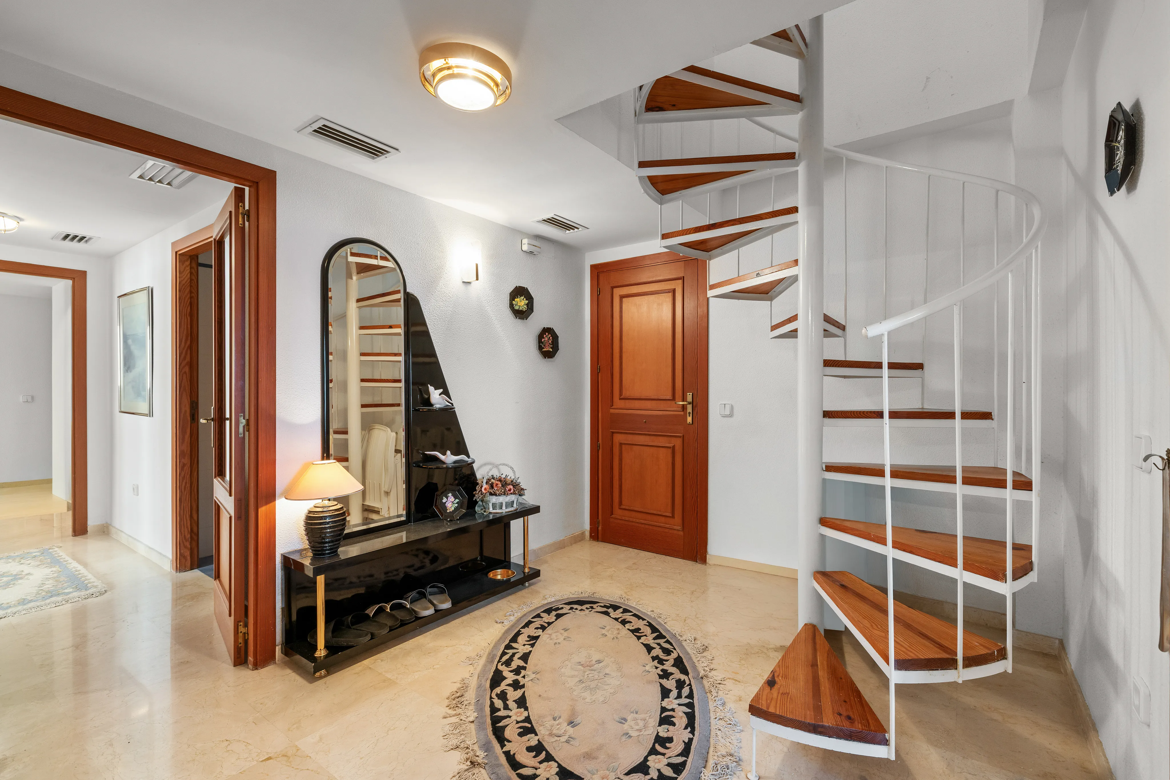 Dwupoziomowy penthouse w doskonałej lokalizacji tuż nad morzem-14