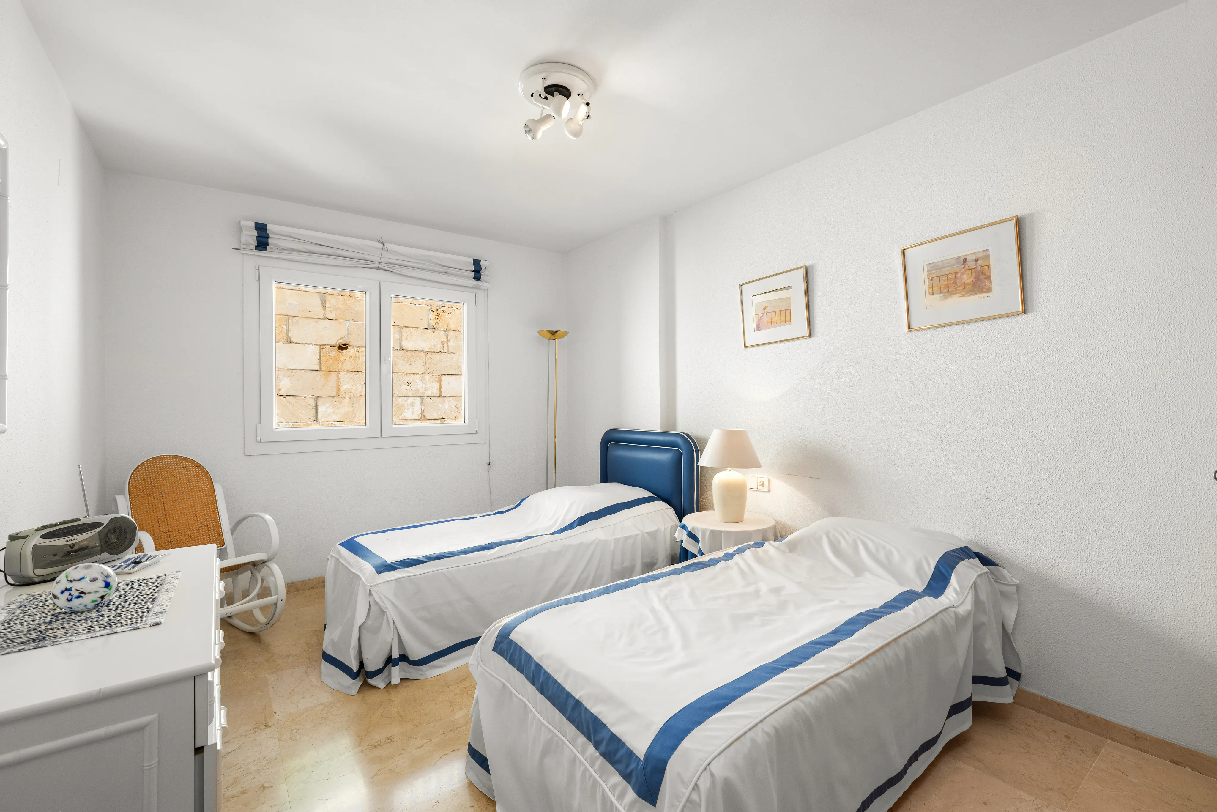 Dwupoziomowy penthouse w doskonałej lokalizacji tuż nad morzem-13