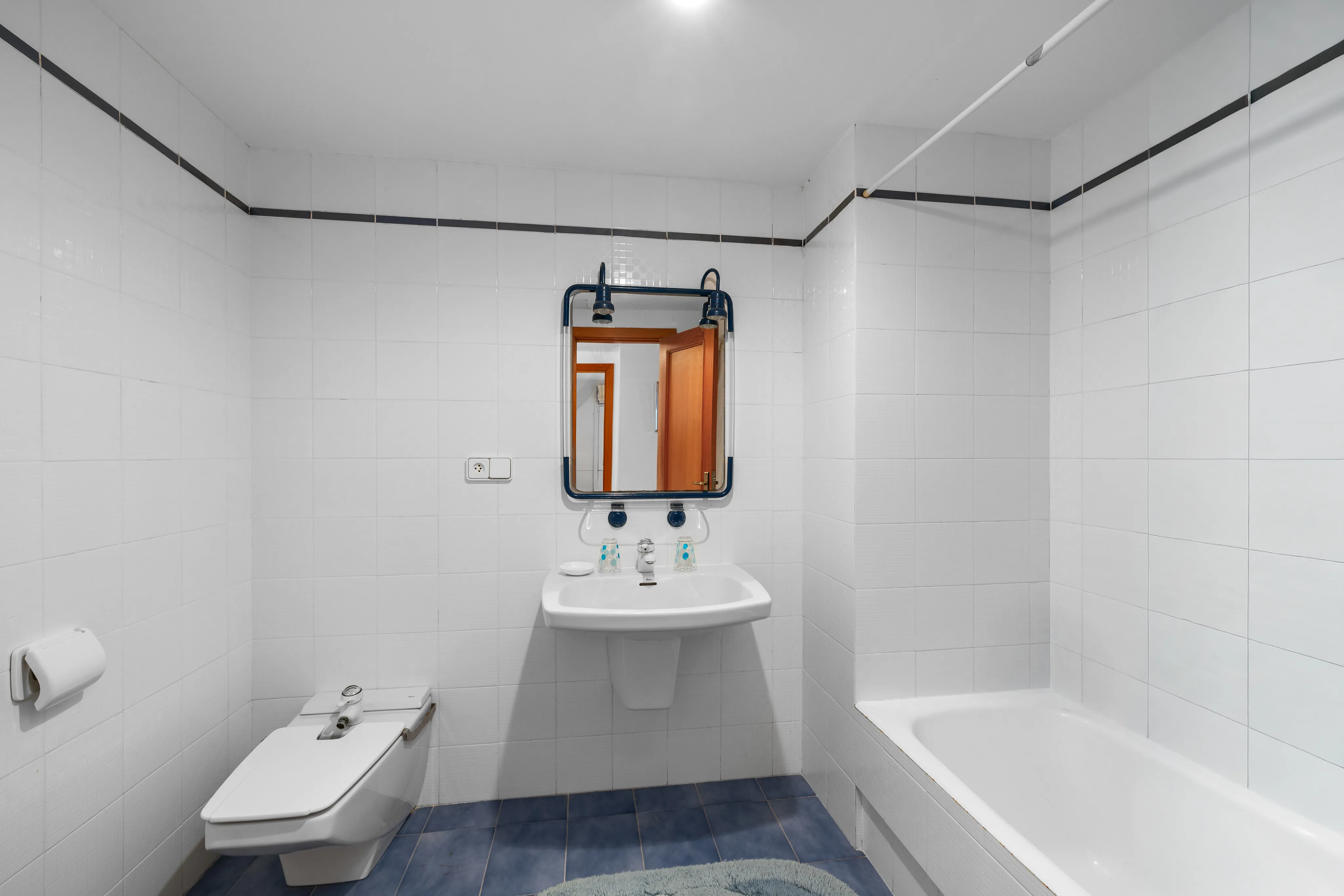 Dwupoziomowy penthouse w doskonałej lokalizacji tuż nad morzem-12