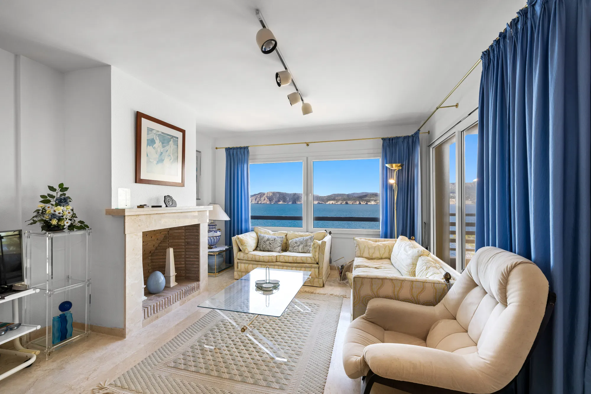 Seafront duplex penthouse in a prime location-4