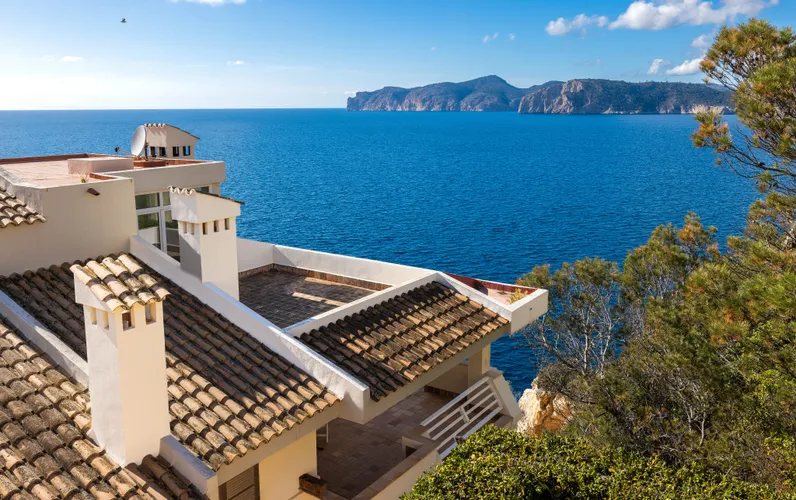 Dwupoziomowy penthouse w doskonałej lokalizacji tuż nad morzem