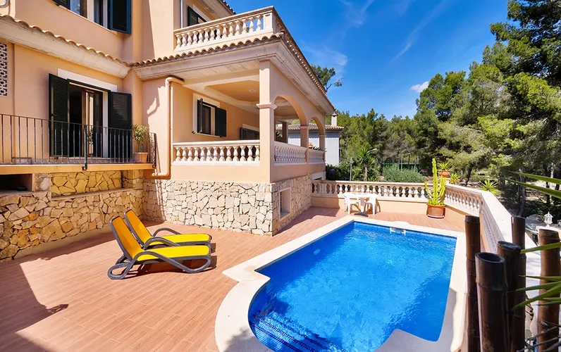 Entspannendes Ferienhaus mit Pool in Strandnähe