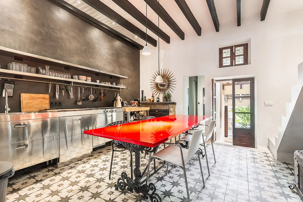 Exclusiva vivienda urbana con piscina privada-3