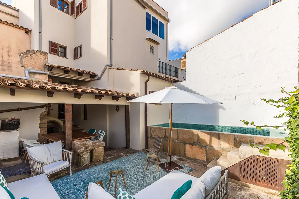 Exclusiva vivienda urbana con piscina privada-1