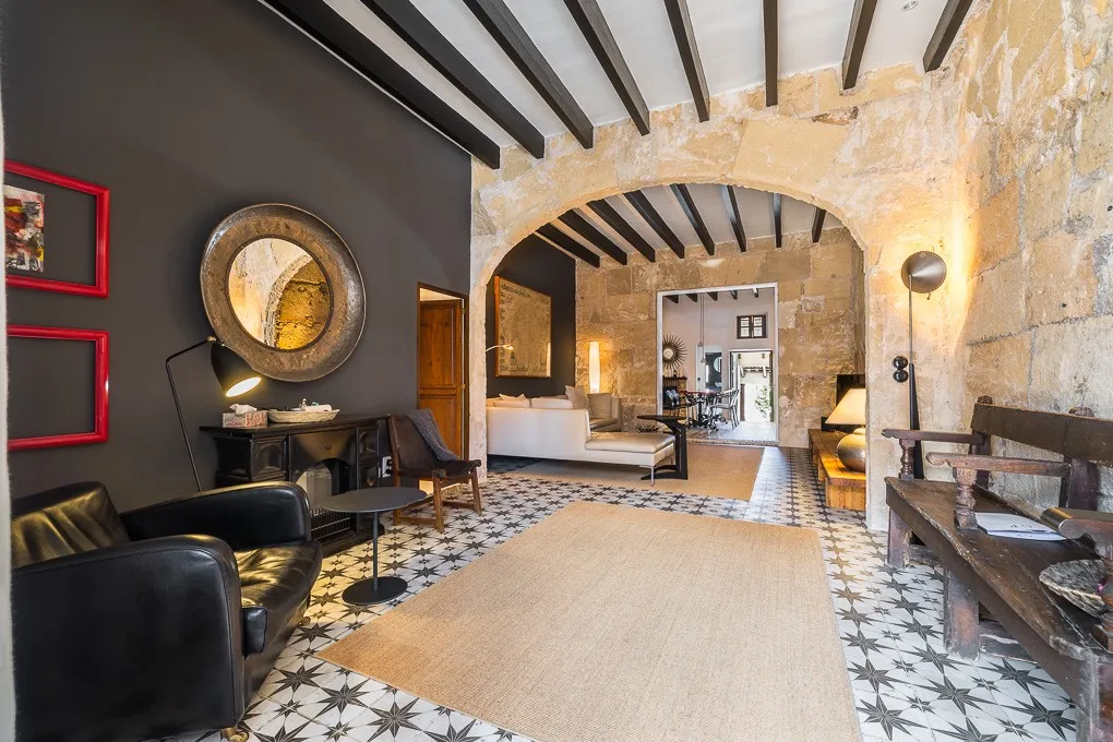 Exclusiva vivienda urbana con piscina privada-4