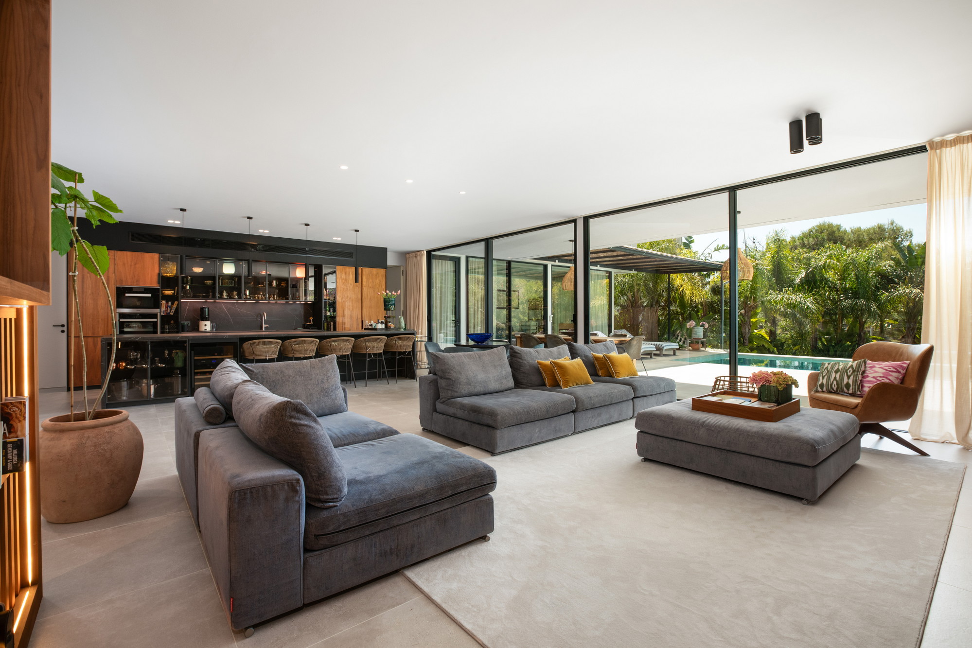 Single-level elegance – Exclusive bungalow villa in sought-after beachfront location-6