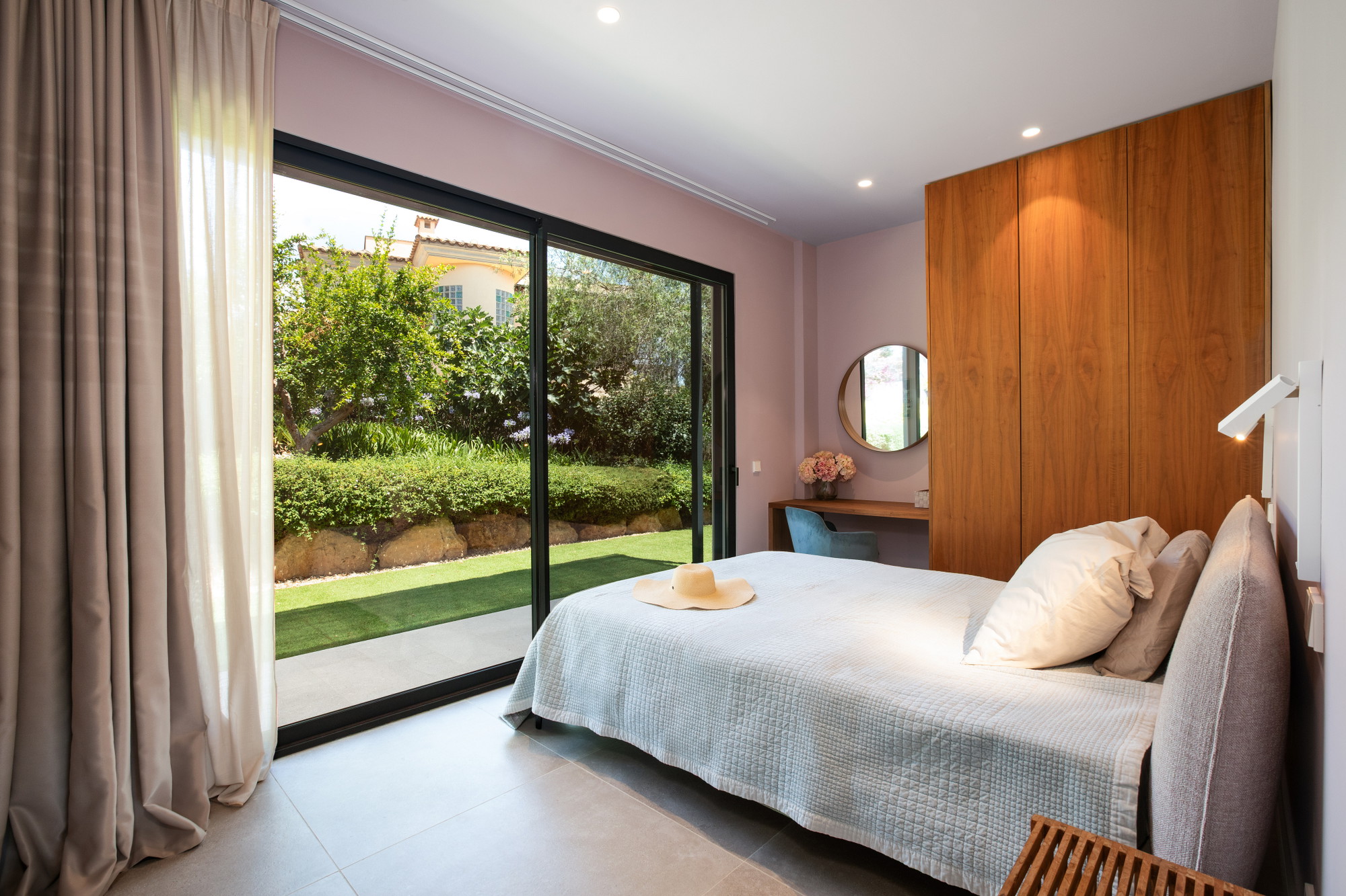 Single-level elegance – Exclusive bungalow villa in sought-after beachfront location-19