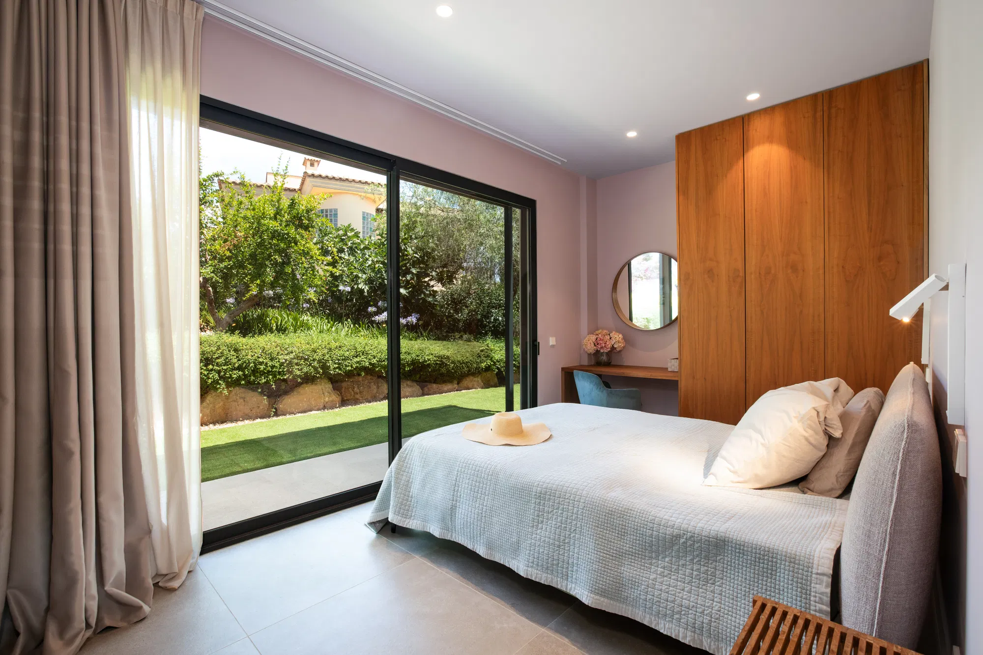 Single-level elegance – Exclusive bungalow villa in sought-after beachfront location-19