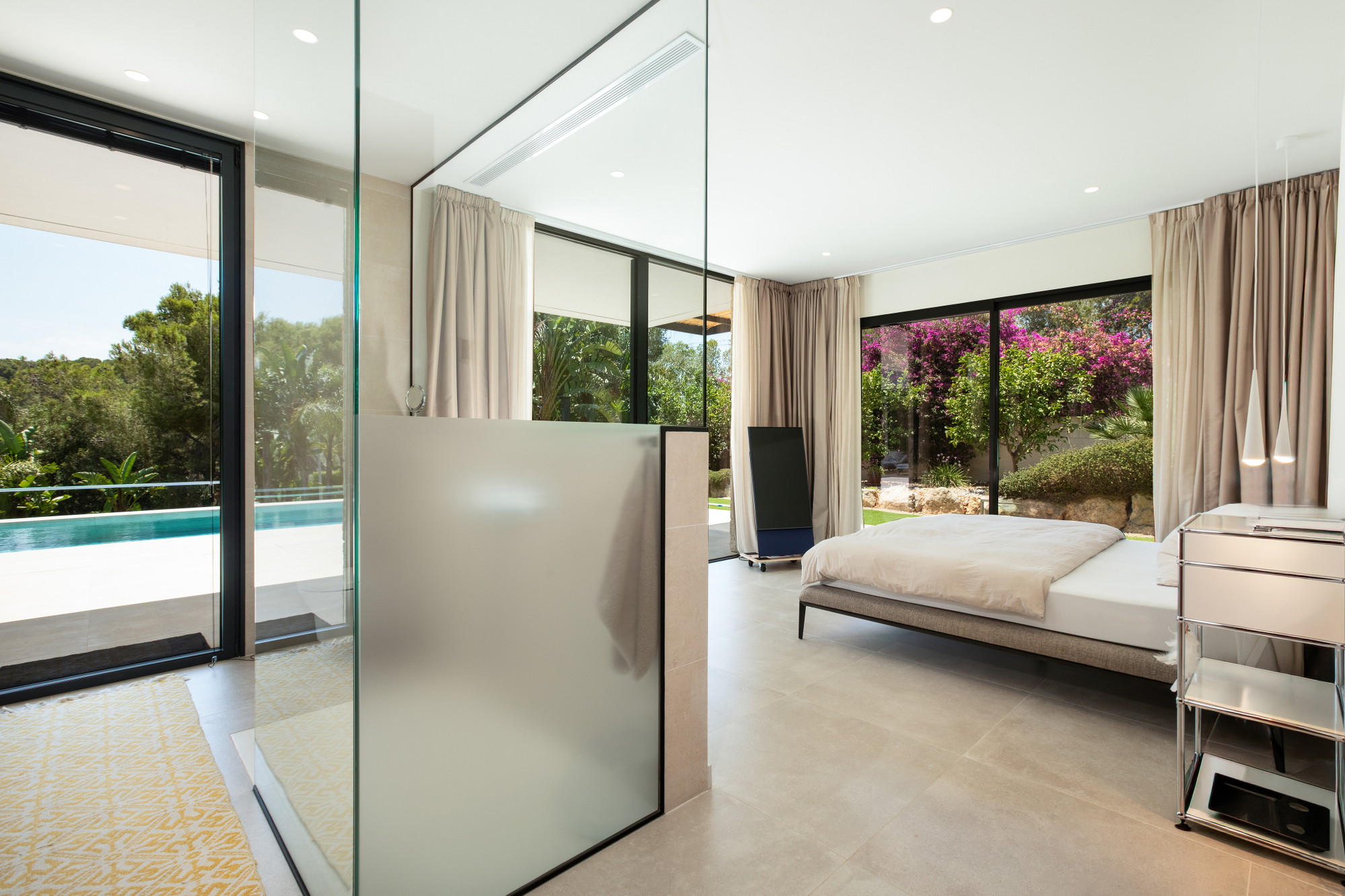 Single-level elegance – Exclusive bungalow villa in sought-after beachfront location-15