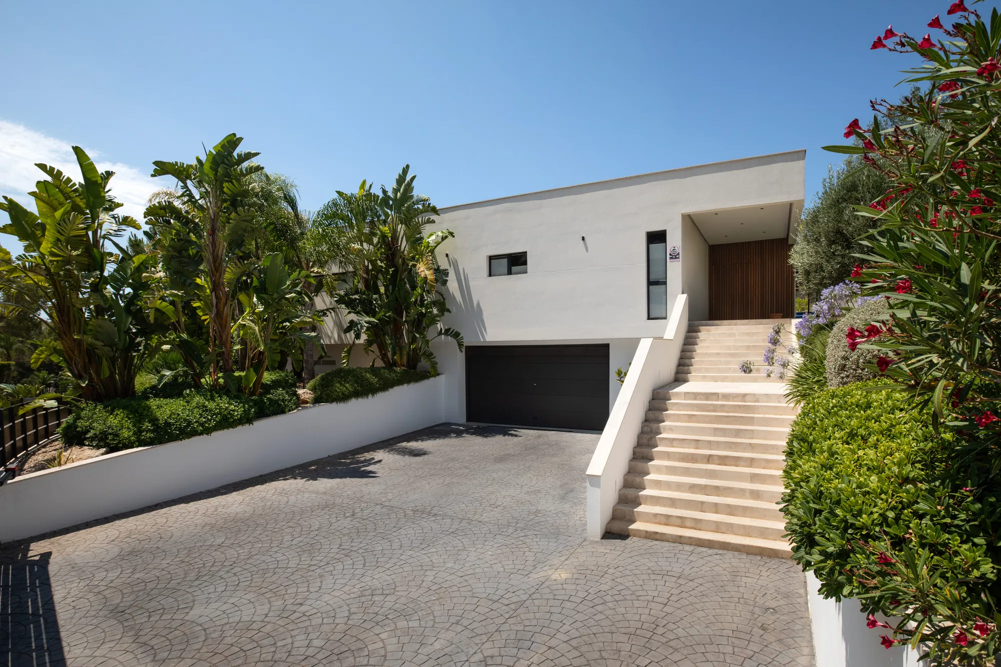 Single-level elegance – Exclusive bungalow villa in sought-after beachfront location-24
