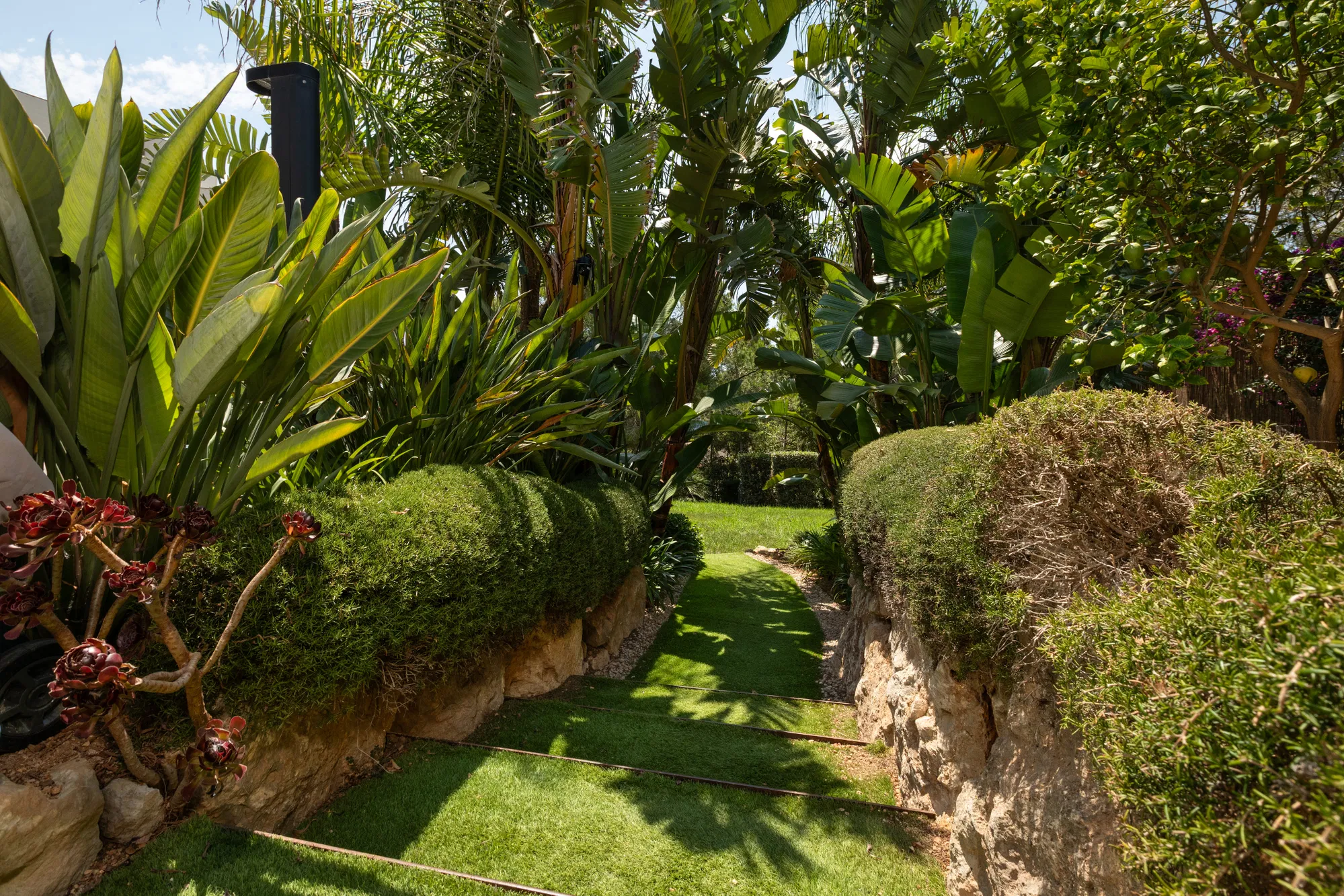 Single-level elegance – Exclusive bungalow villa in sought-after beachfront location-23