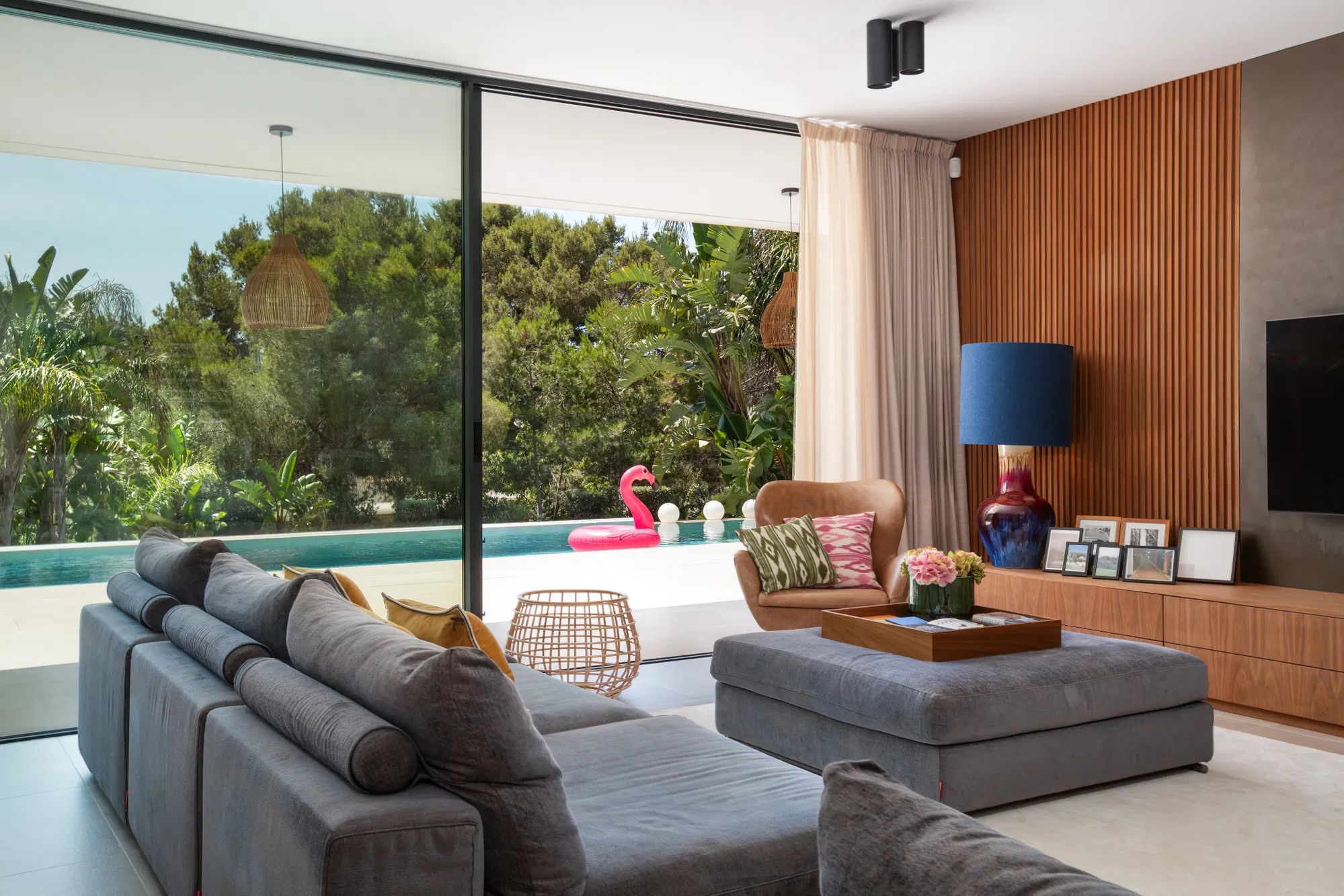 Single-level elegance – Exclusive bungalow villa in sought-after beachfront location-8