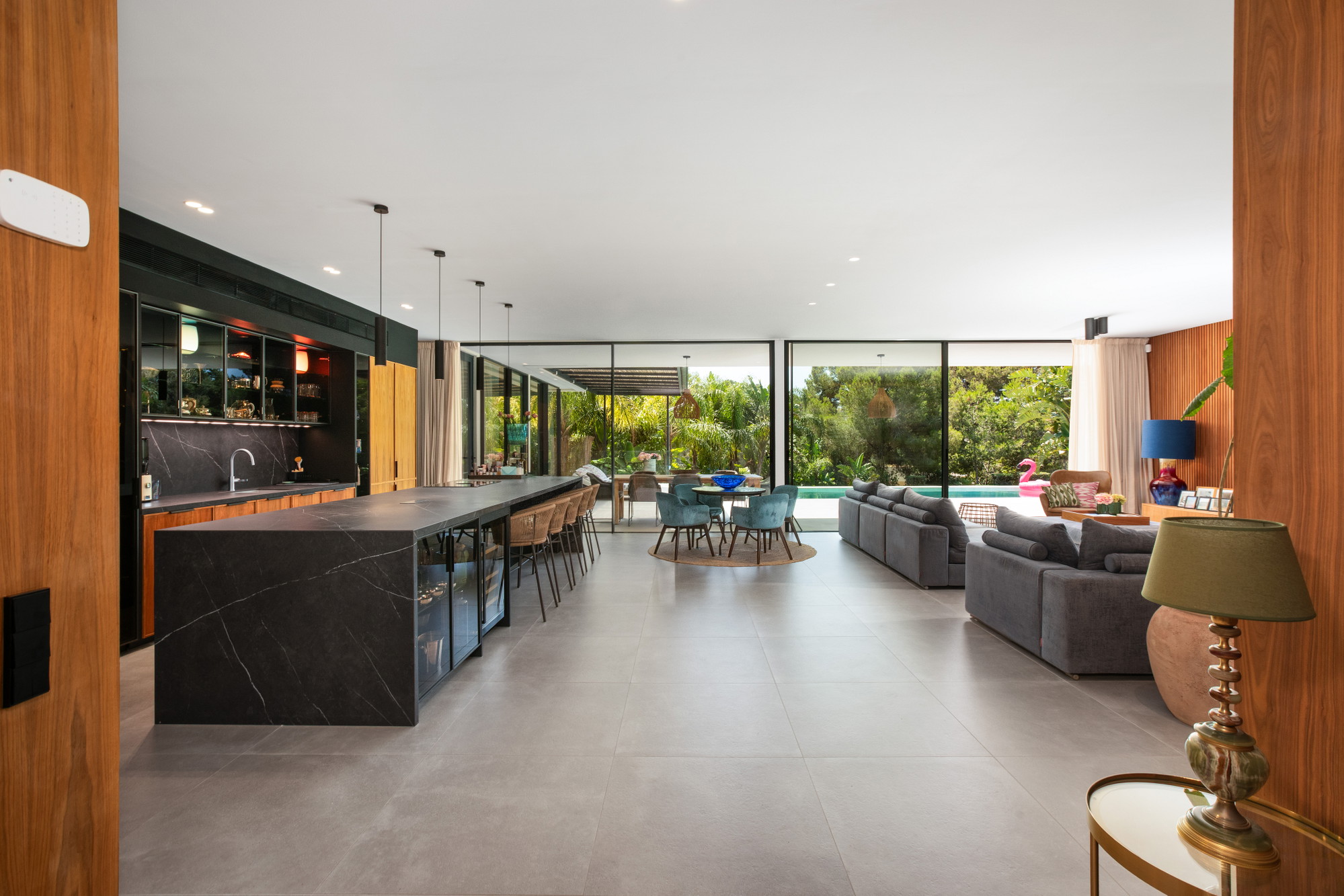 Single-level elegance – Exclusive bungalow villa in sought-after beachfront location-9