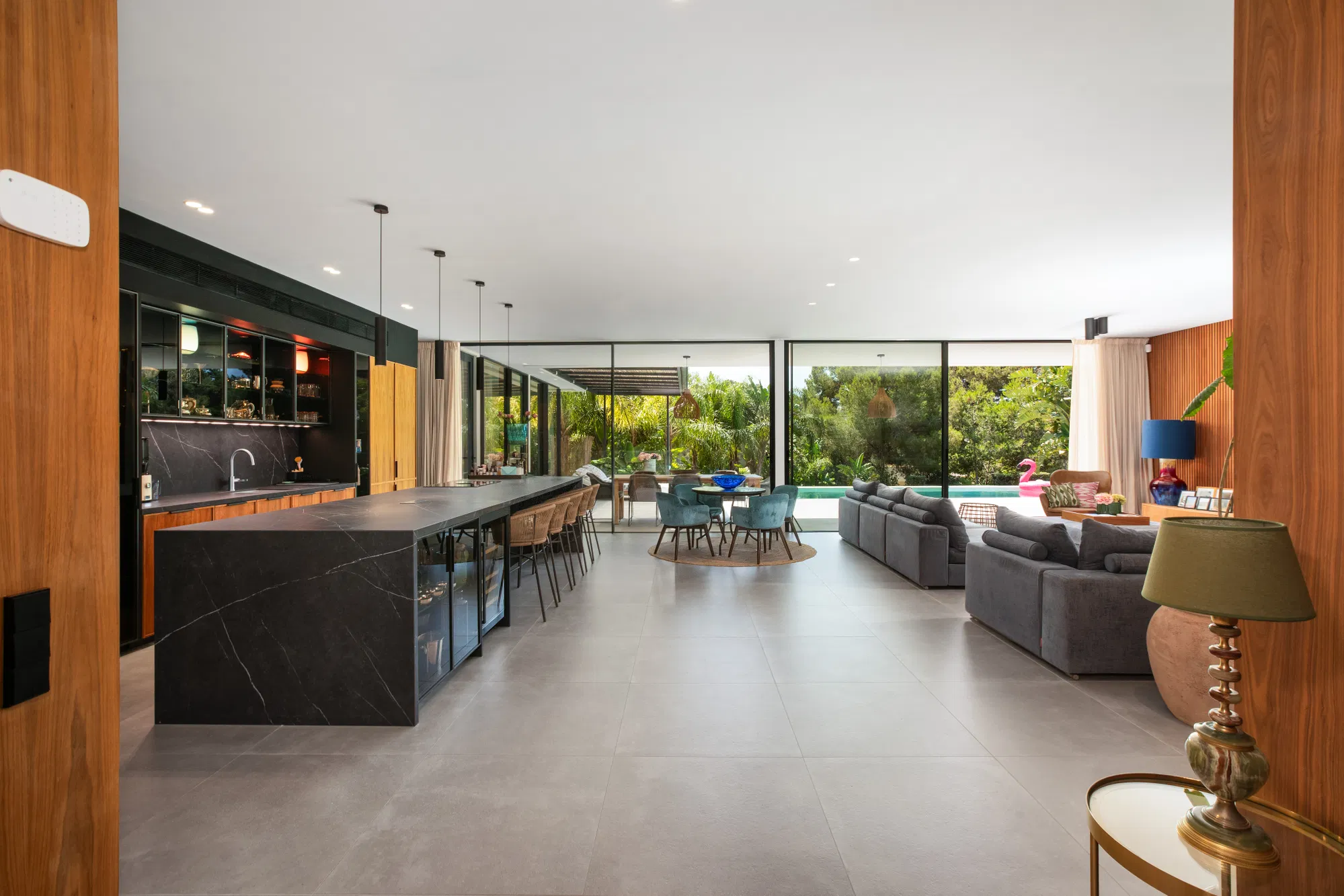 Single-level elegance – Exclusive bungalow villa in sought-after beachfront location-9
