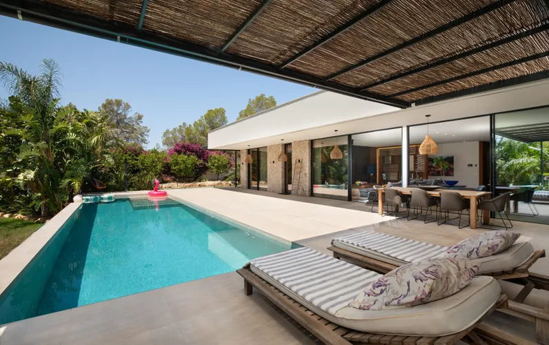 Single-level elegance – Exclusive bungalow villa in sought-after beachfront location