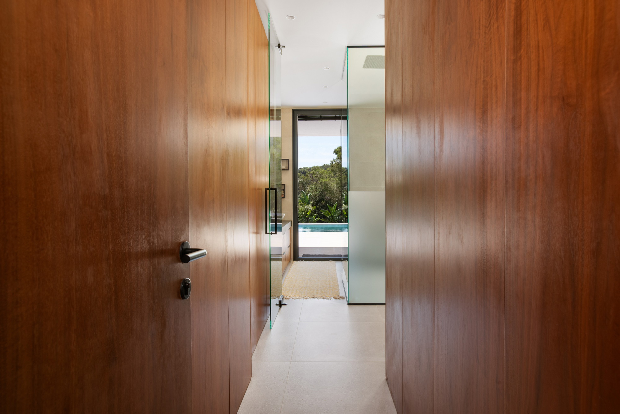 Single-level elegance – Exclusive bungalow villa in sought-after beachfront location-18