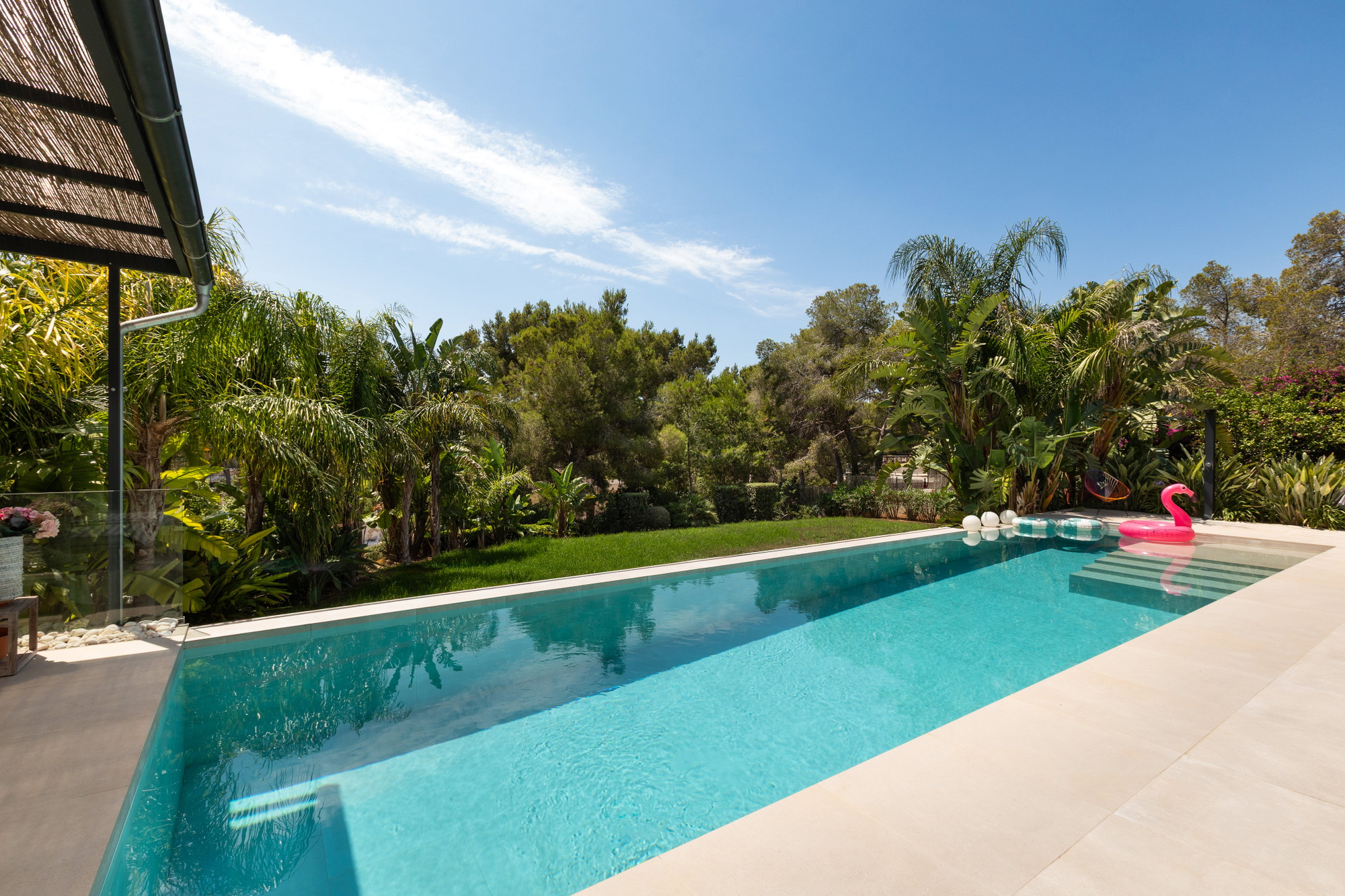 Single-level elegance – Exclusive bungalow villa in sought-after beachfront location-5