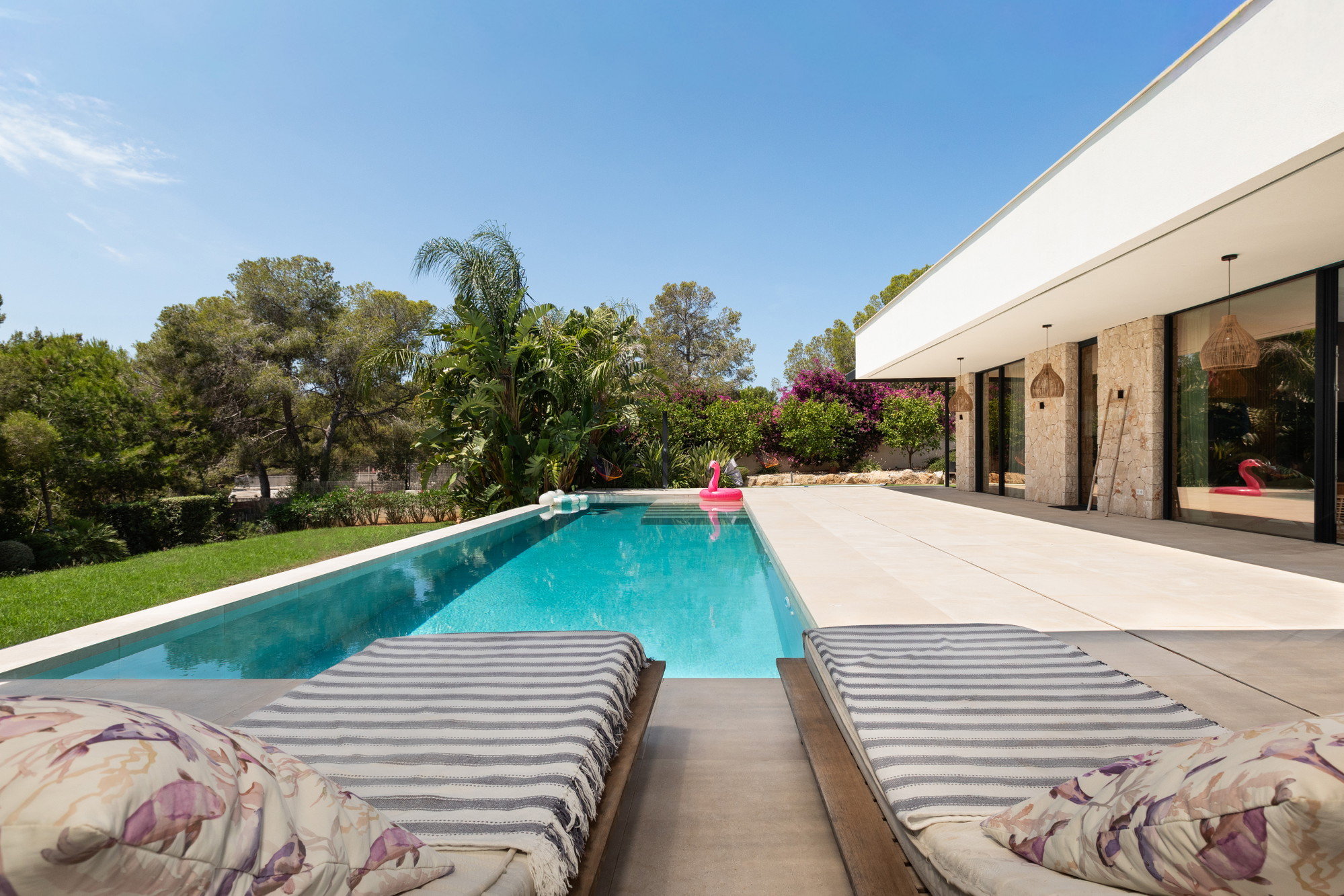 Single-level elegance – Exclusive bungalow villa in sought-after beachfront location-2