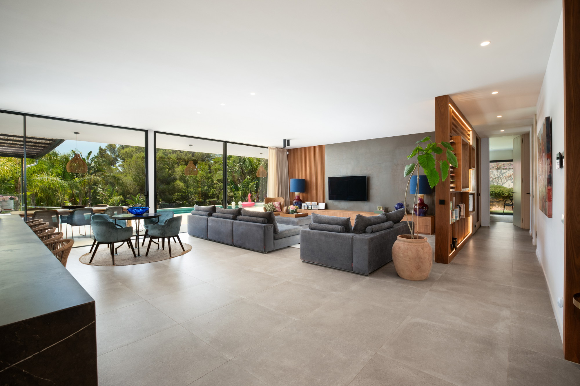 Single-level elegance – Exclusive bungalow villa in sought-after beachfront location-10
