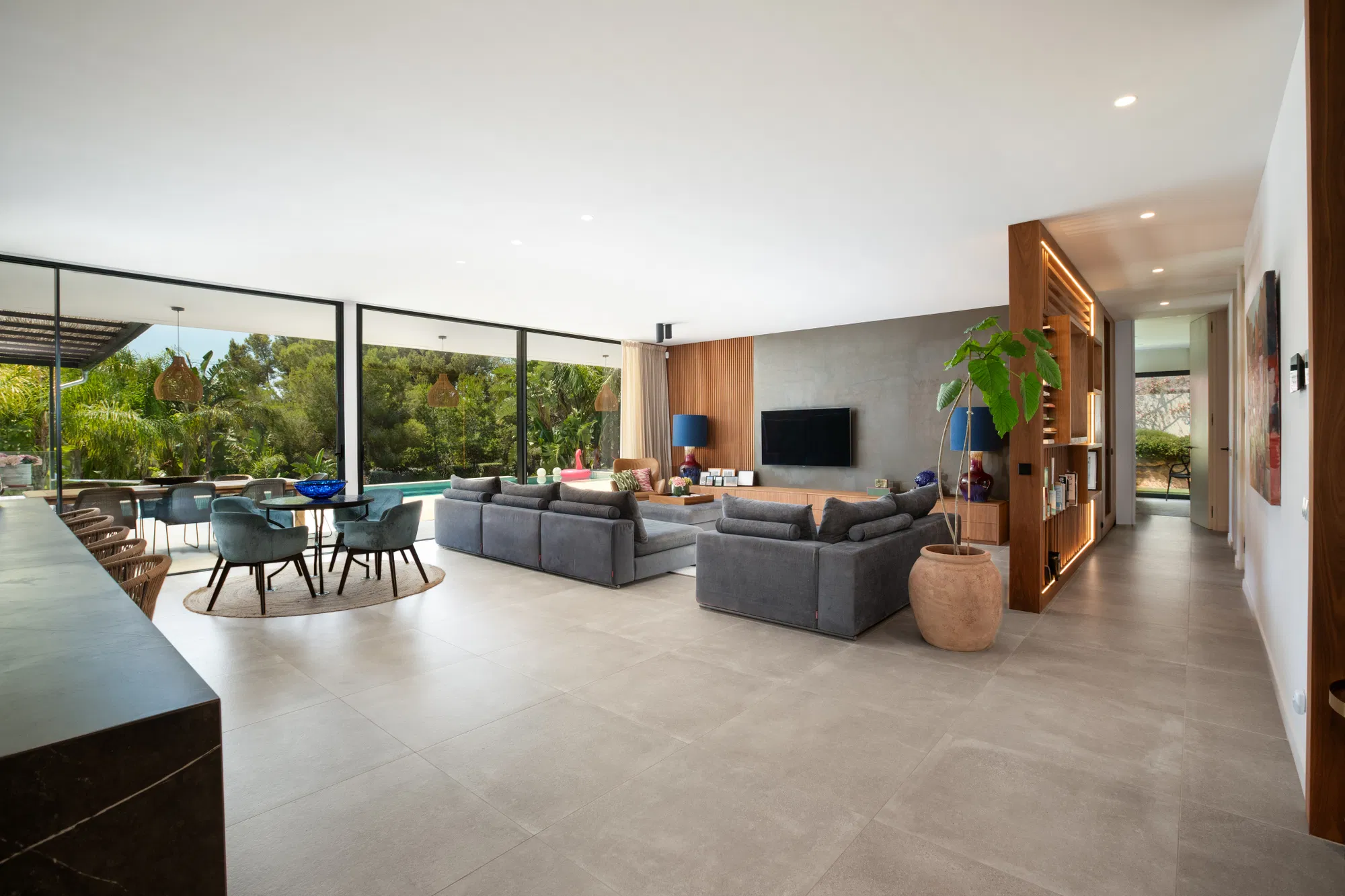 Single-level elegance – Exclusive bungalow villa in sought-after beachfront location-10