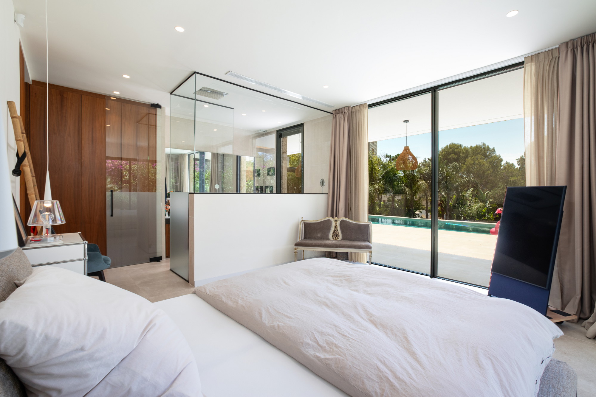 Single-level elegance – Exclusive bungalow villa in sought-after beachfront location-14