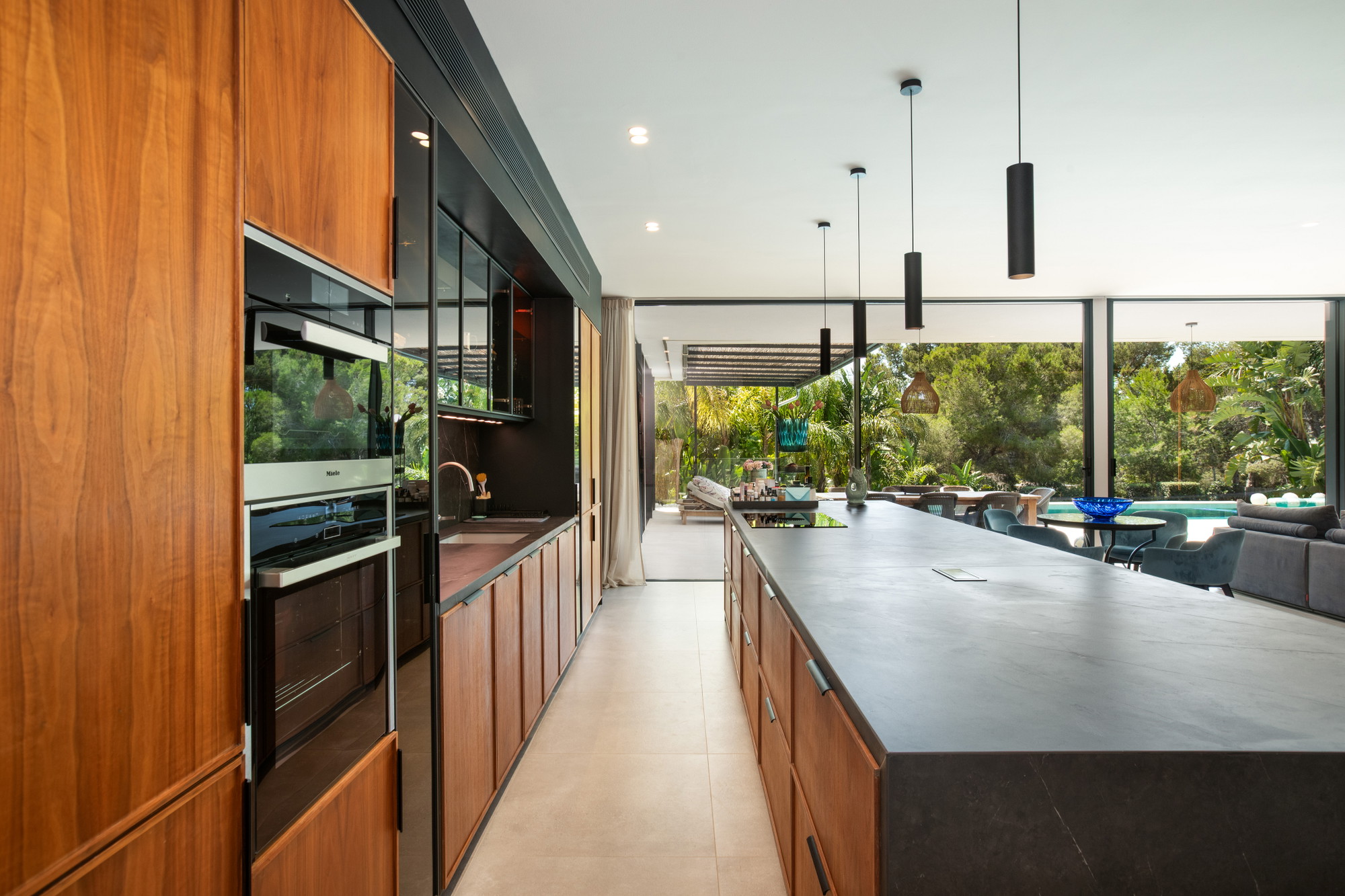 Single-level elegance – Exclusive bungalow villa in sought-after beachfront location-12