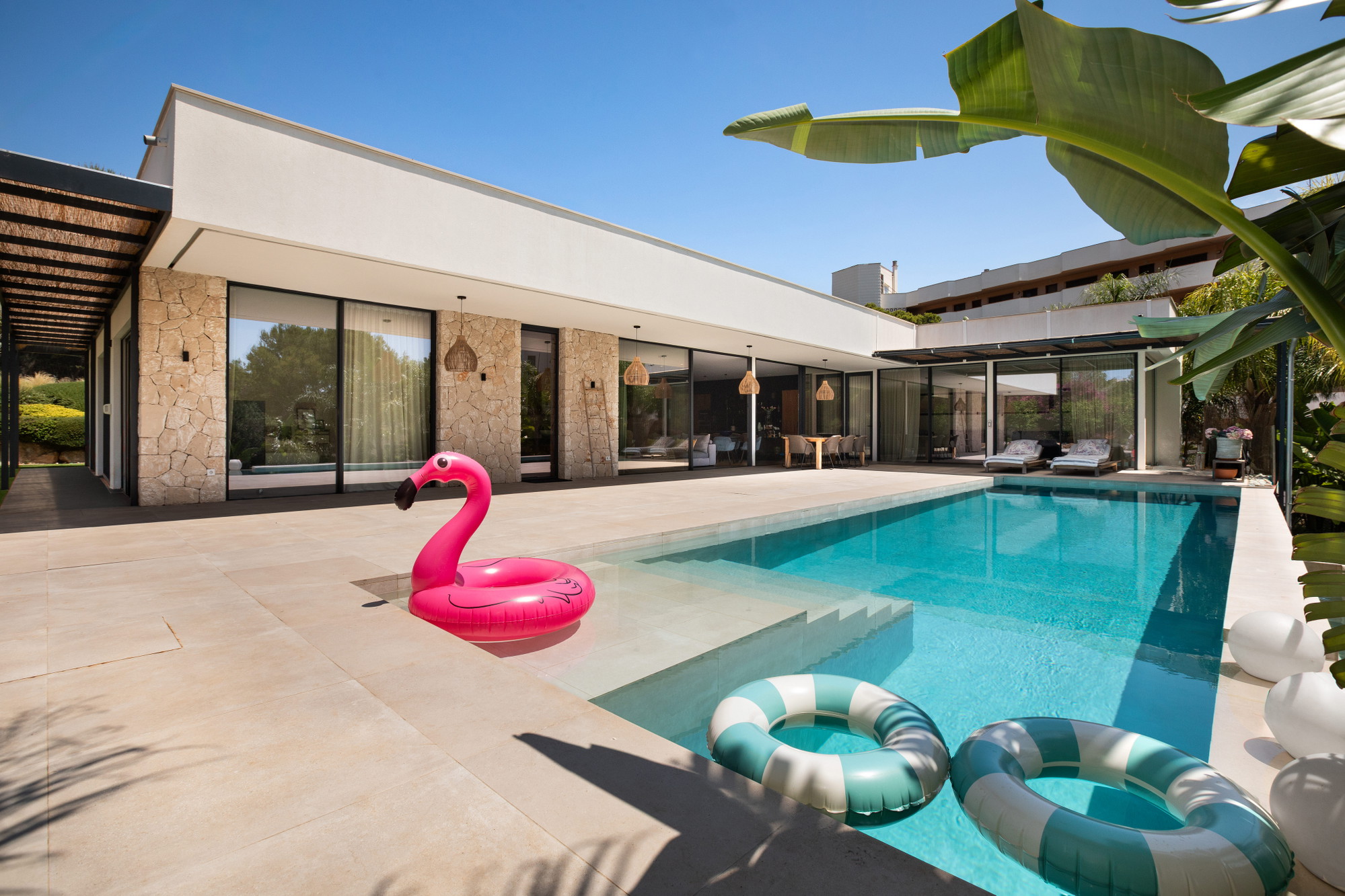 Single-level elegance – Exclusive bungalow villa in sought-after beachfront location-3