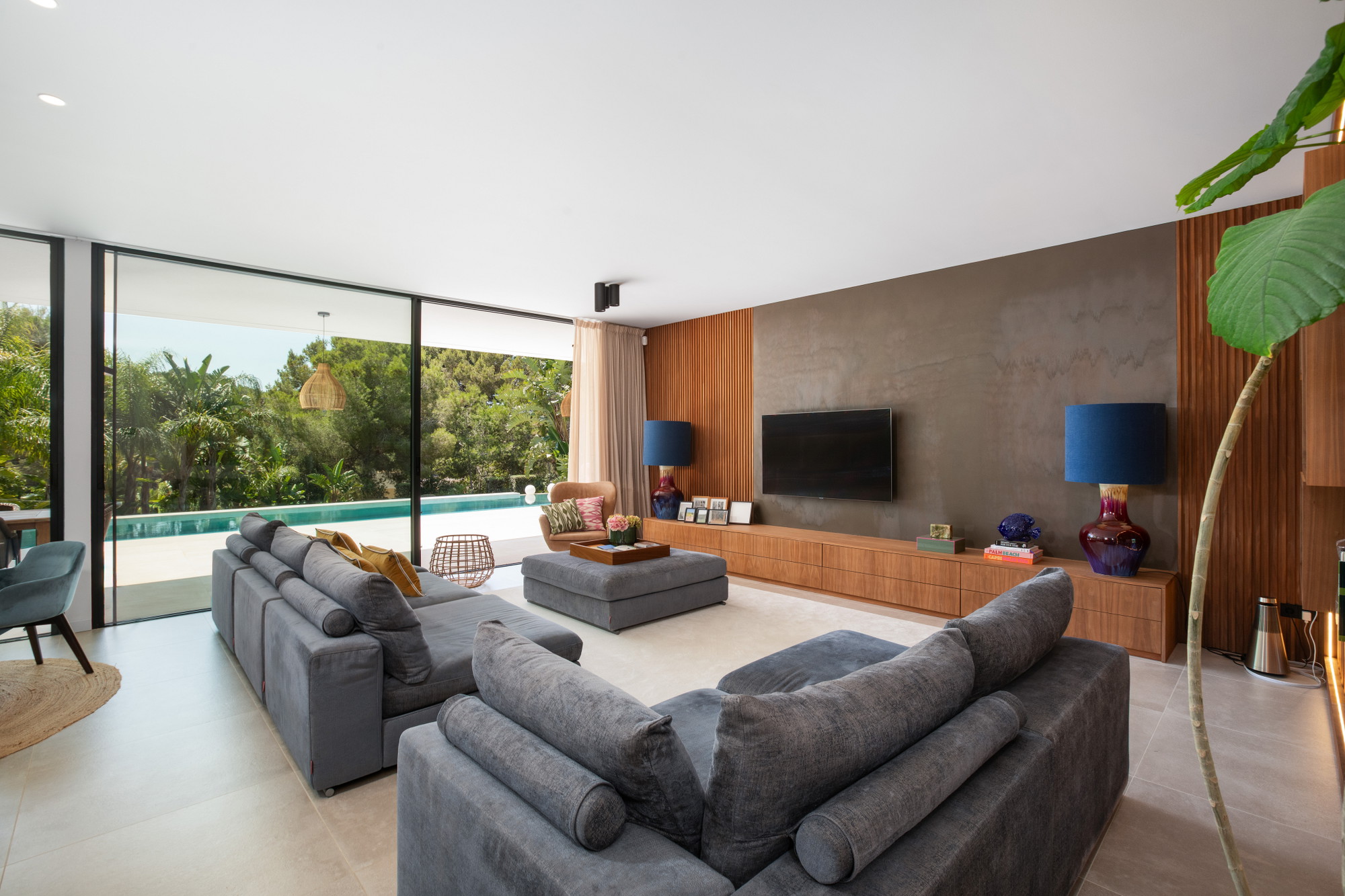 Single-level elegance – Exclusive bungalow villa in sought-after beachfront location-7