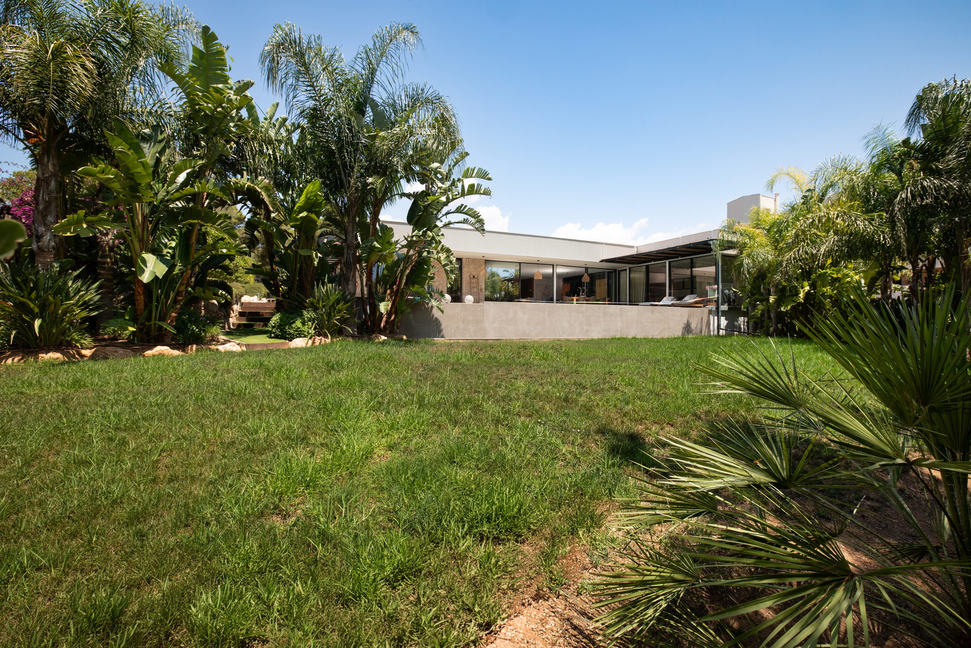 Single-level elegance – Exclusive bungalow villa in sought-after beachfront location-22