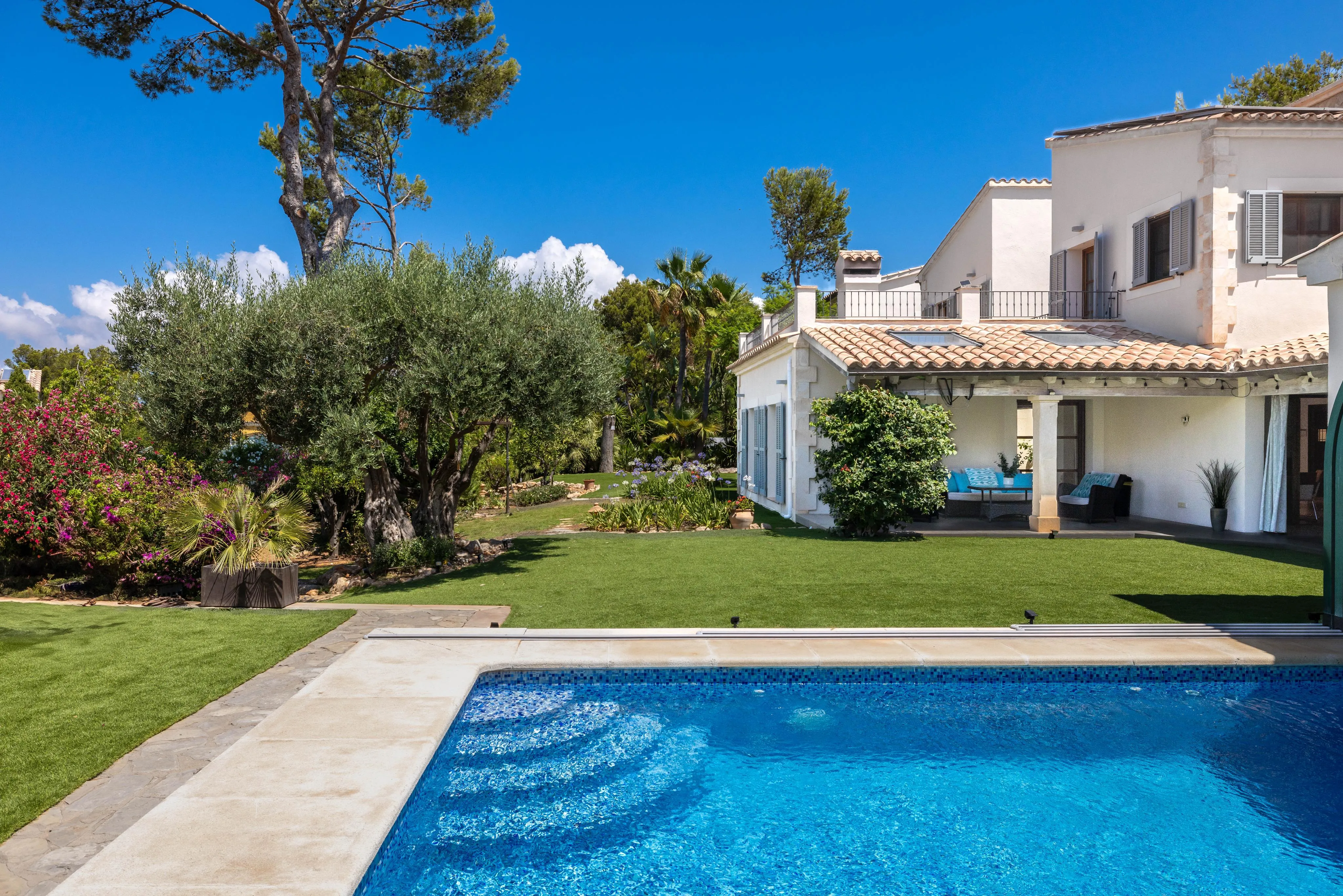 Charmante gezinsvilla op een ruim perceel in Nova Santa Ponsa-1