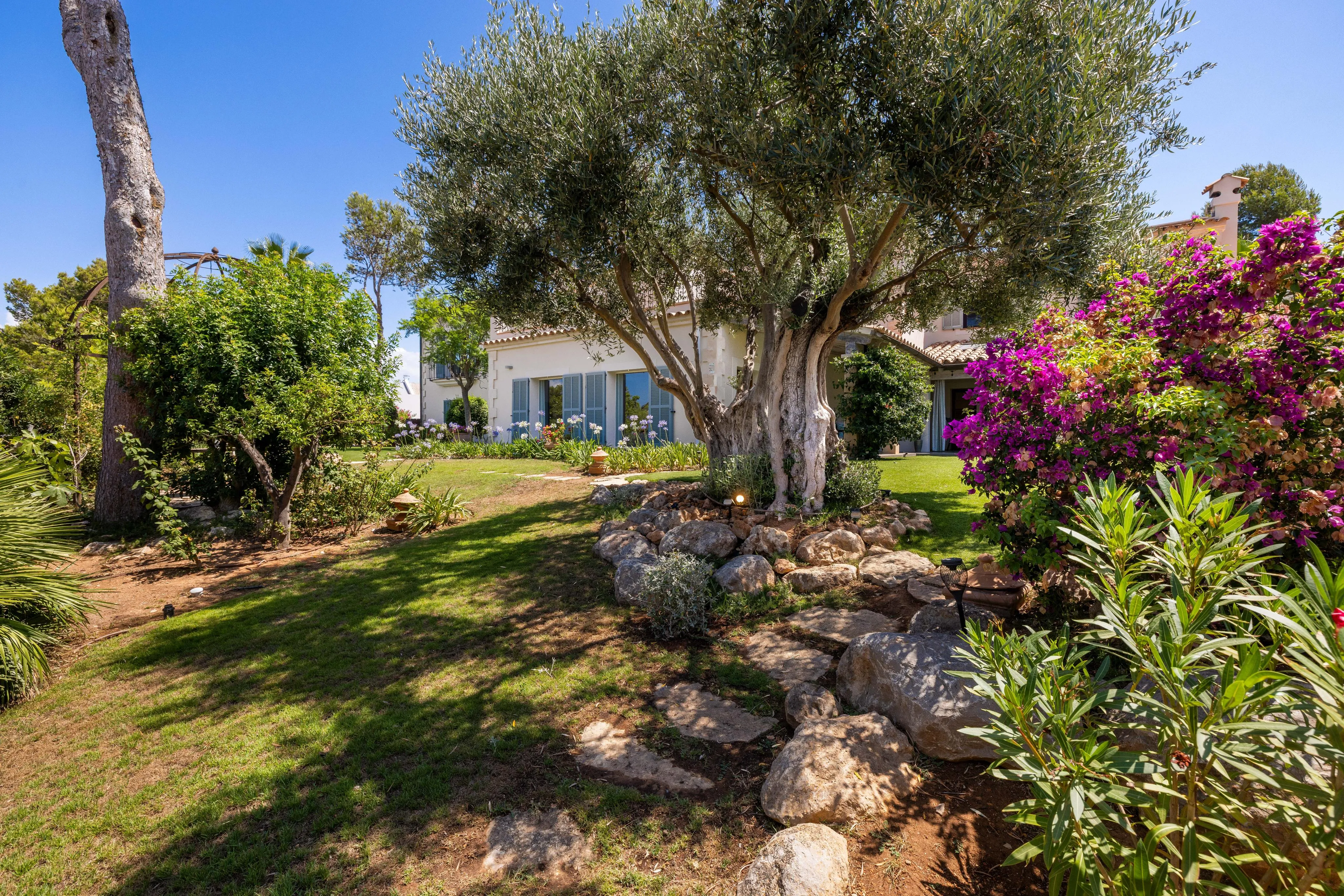 Charmante gezinsvilla op een ruim perceel in Nova Santa Ponsa-18