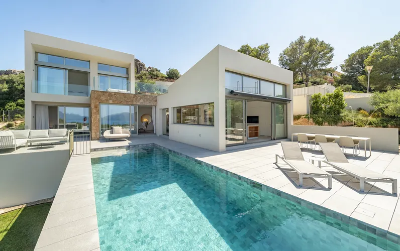 Exclusive opportunity: modern villa with sea views in a prime location