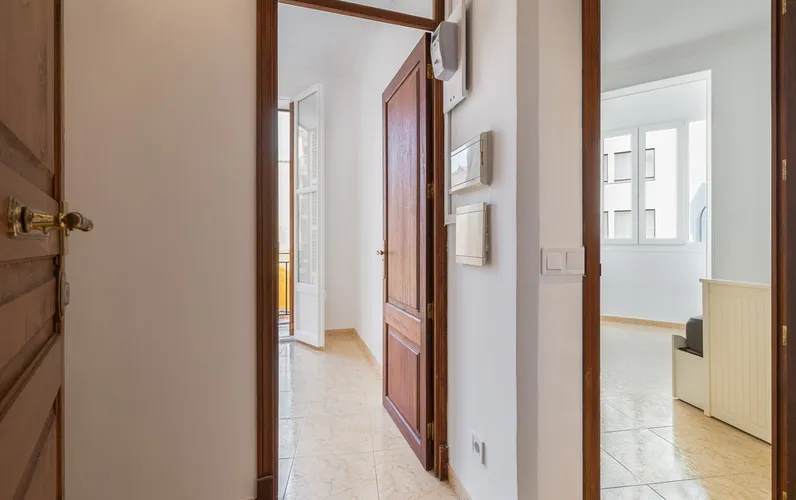 Spacious apartment with large rooftop terrace – near center & beach