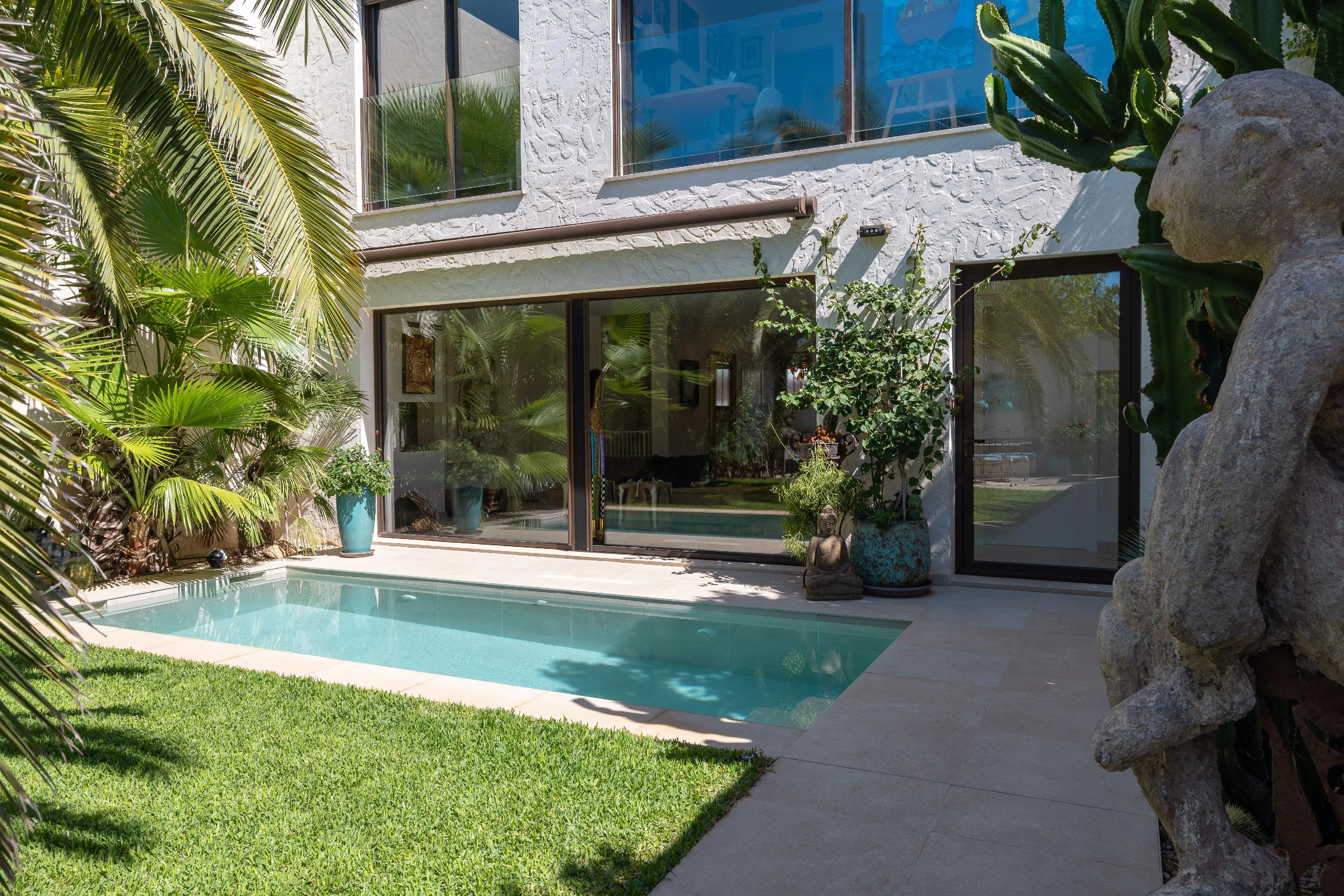 Moderne og eksklusiv villa med tropisk have, privat pool og havudsigt-17