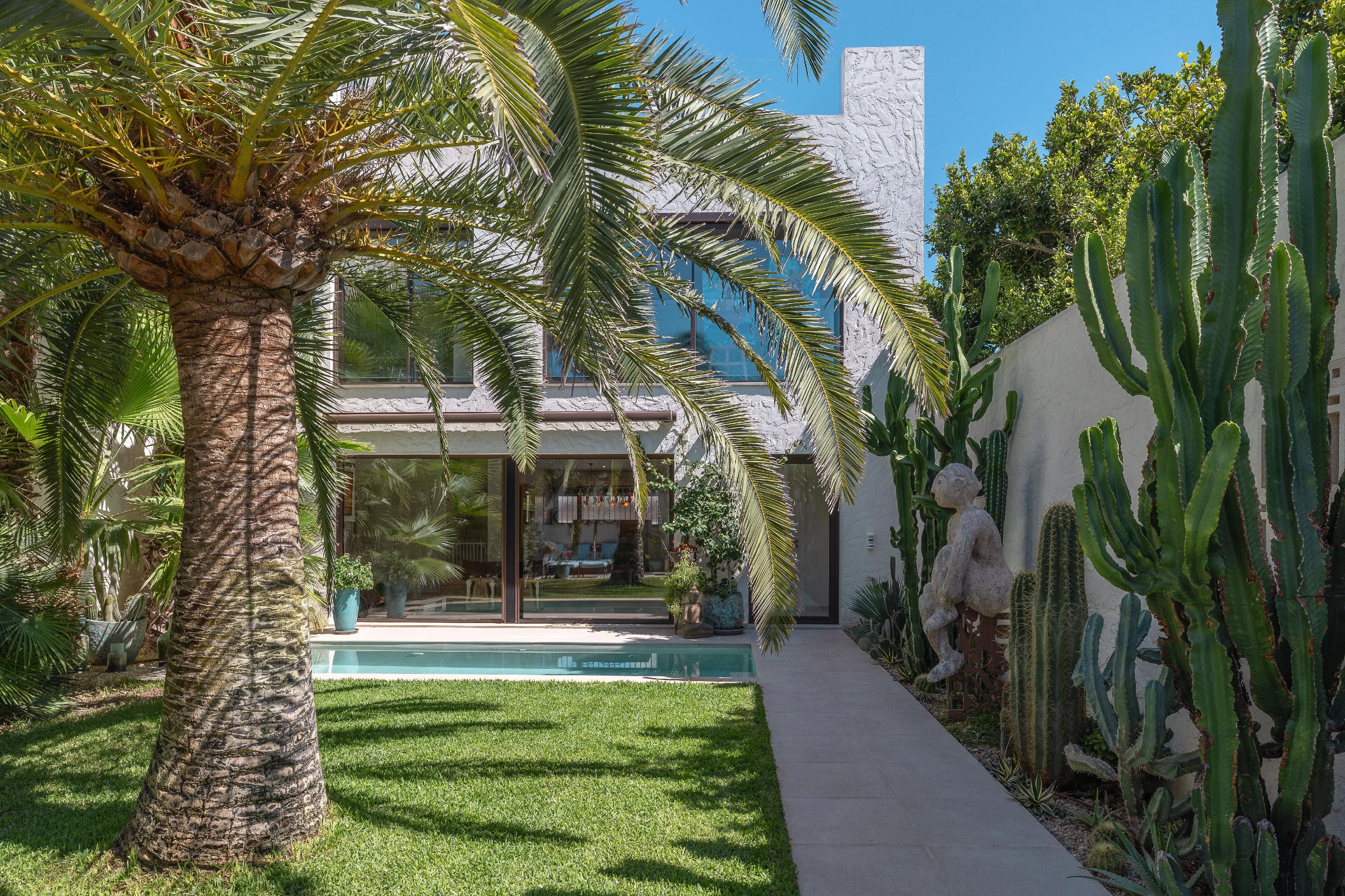 Moderne en exclusieve villa met tropische tuin, privézwembad en uitzicht op zee-1