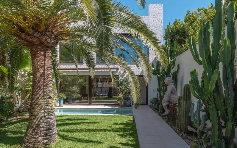 Modern and exclusive semi-detached house with tropical garden, privat pool and sea views