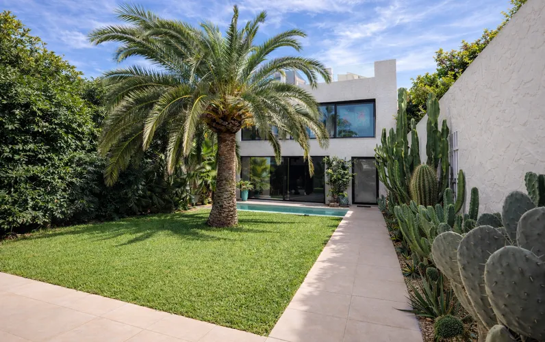 Modern and exclusive semi-detached house with tropical garden, privat pool and sea views
