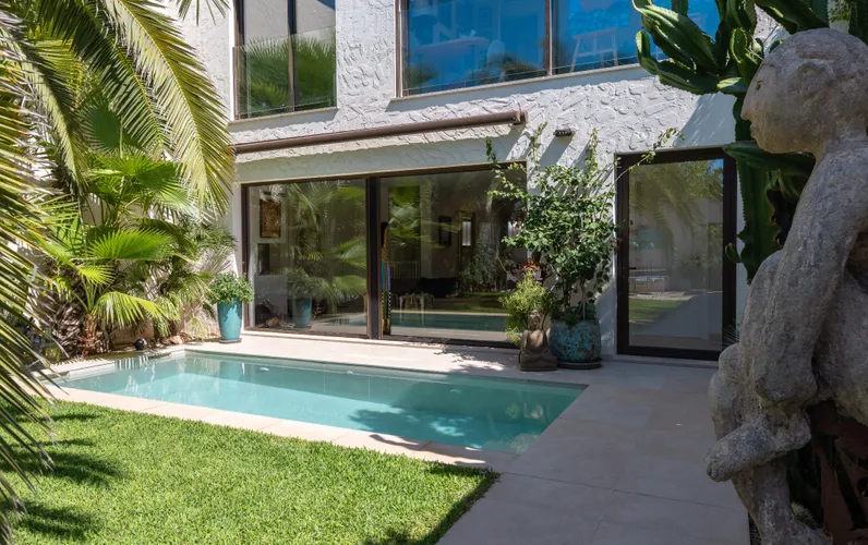 Moderna i exclusiva vila amb jardí tropical, piscina privada i vistes al mar