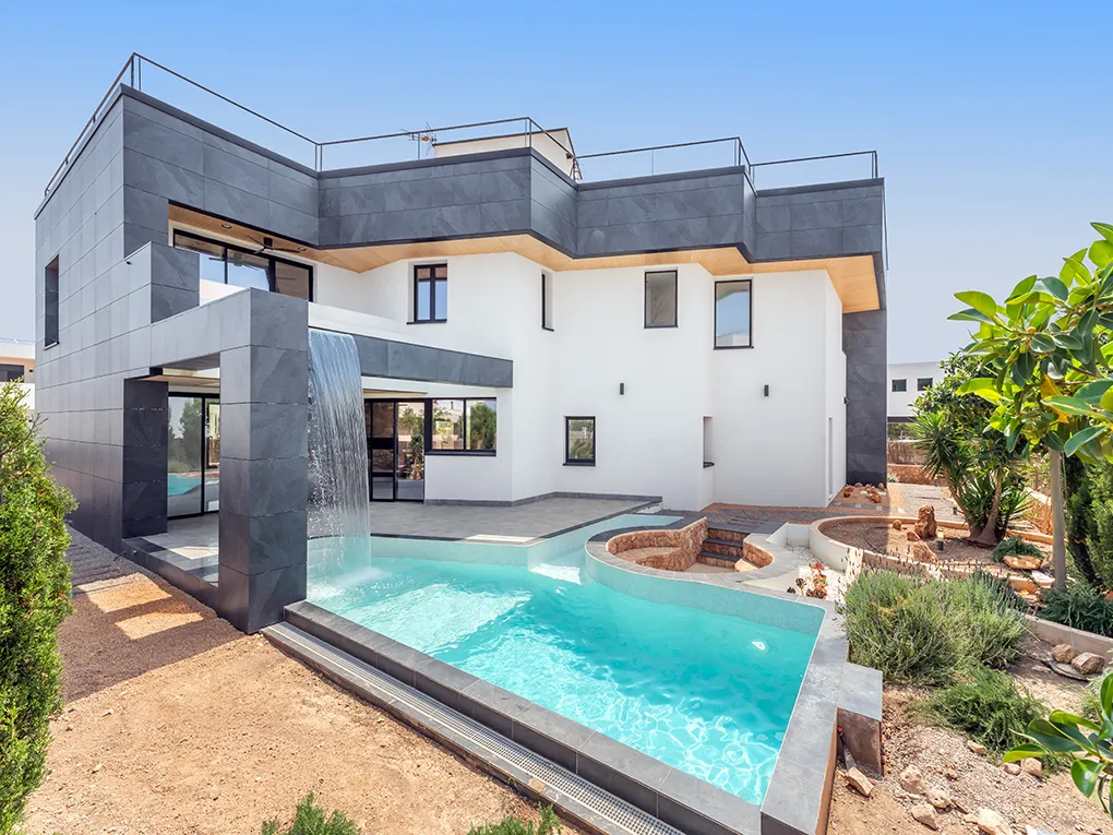 Extravagant new building with pool and rooftop terrace.-1