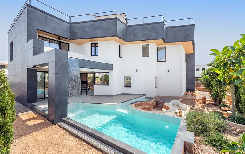 Exuberant vila nova amb piscina i terrassa en el terrat