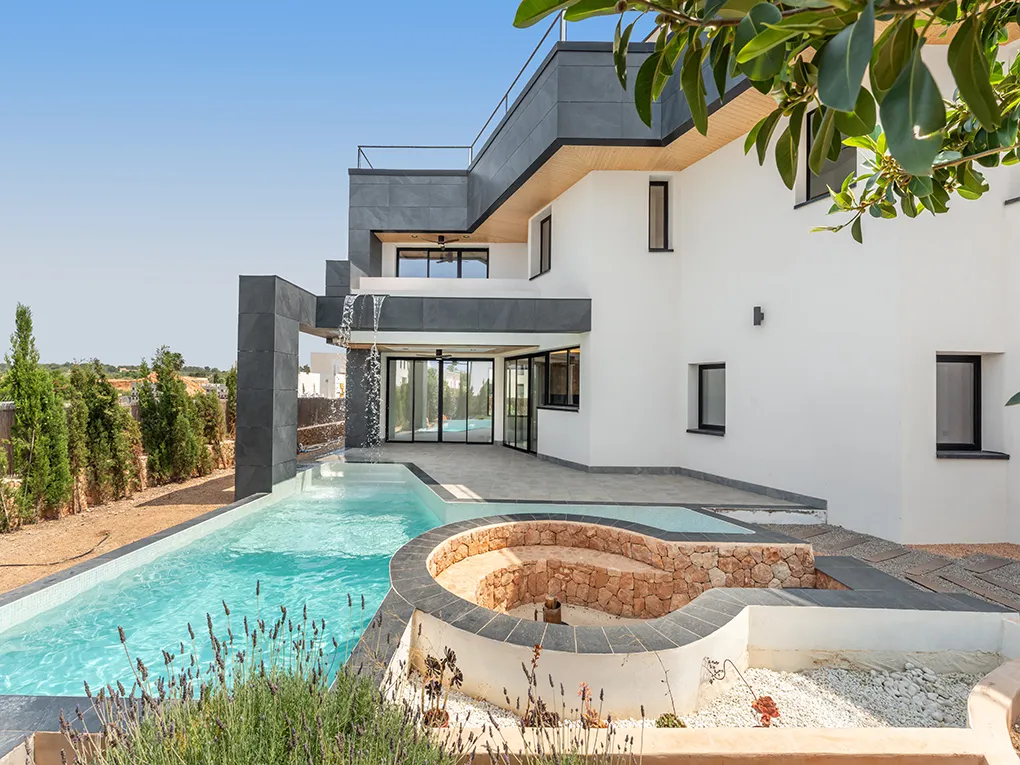 Extravagant new building with pool and rooftop terrace.-3