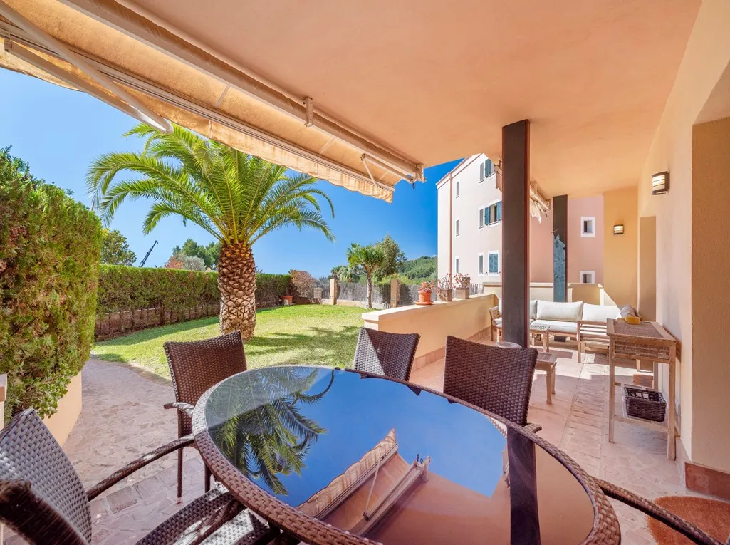 Apartamento de lujo con jardín y vistas al mar en Bendinat-3