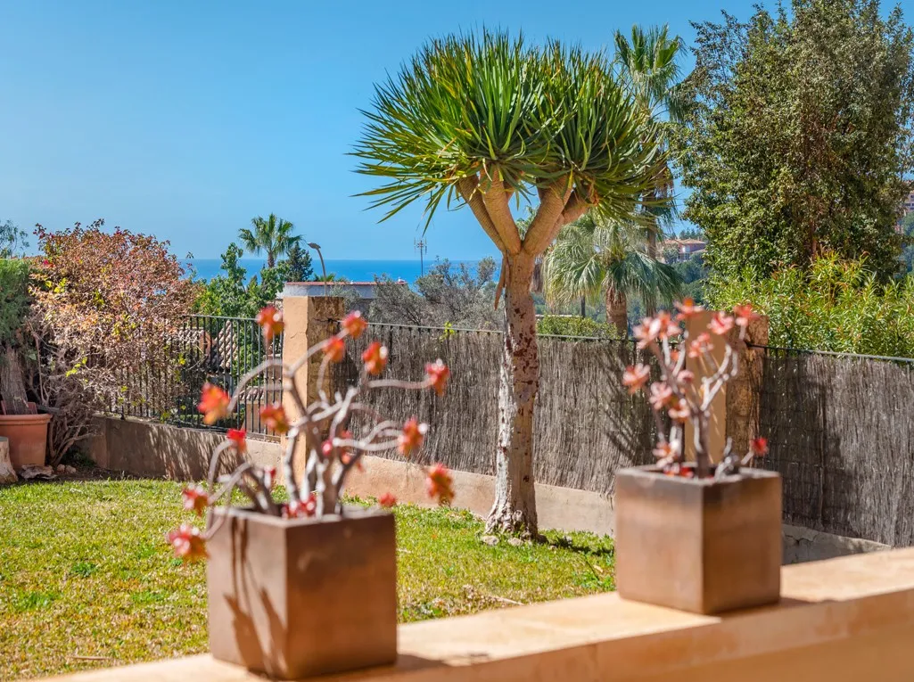 Apartamento de lujo con jardín y vistas al mar en Bendinat-2