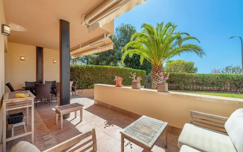 Apartamento de lujo con jardín y vistas al mar en Bendinat