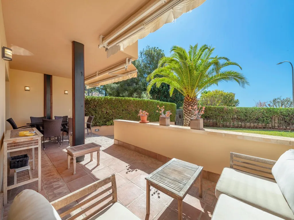 Apartamento de lujo con jardín y vistas al mar en Bendinat-1